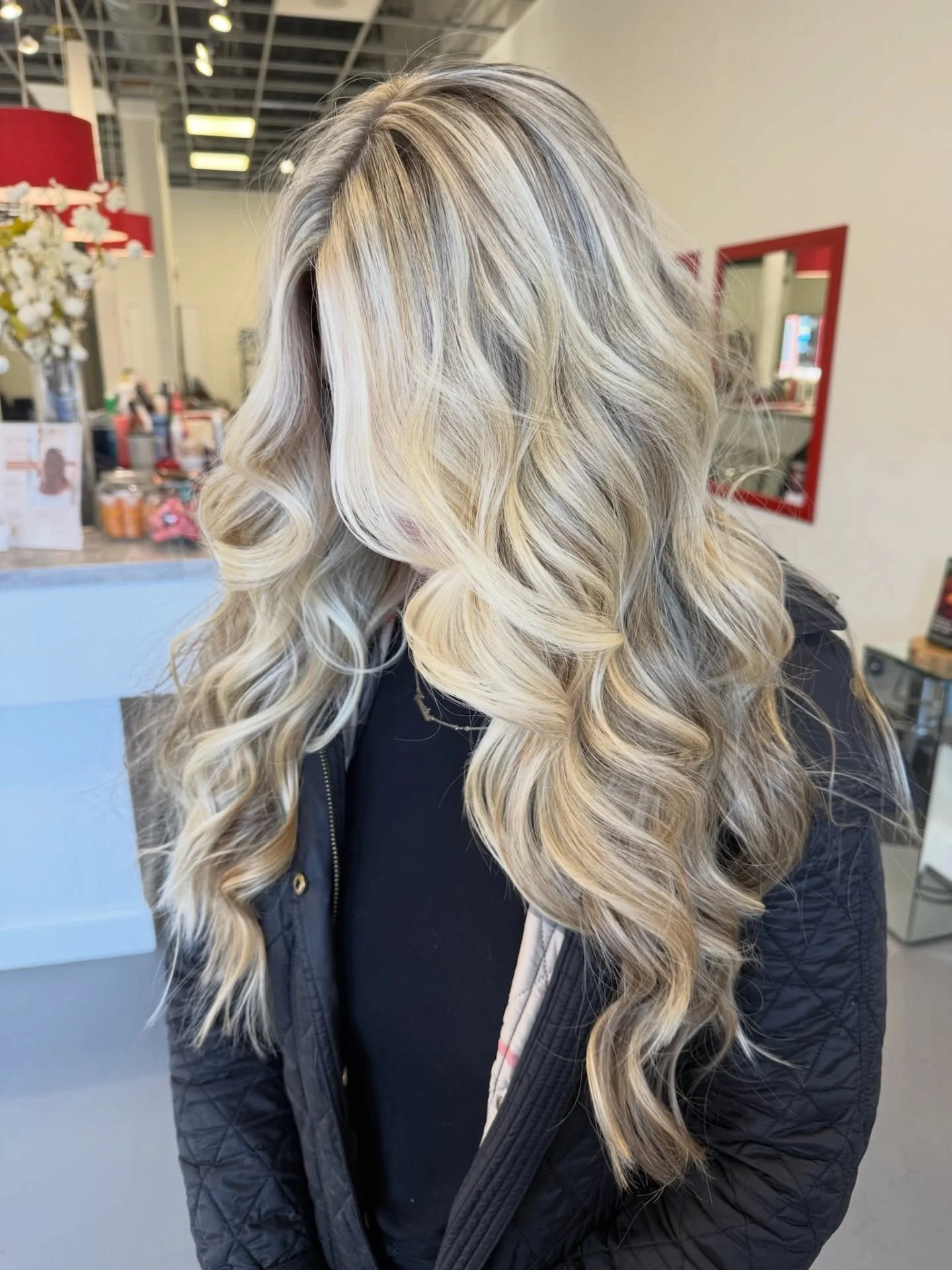 Blonde bombshell behavior only 💅🏼✨

We&rsquo;re talking creamy ribbons, soft dimension, and curls that bounce like they know they&rsquo;re expensive.

This is the &ldquo;flip your hair in slow motion 🙂&zwj;↕️&rdquo; blonde.
The &ldquo;accidentally