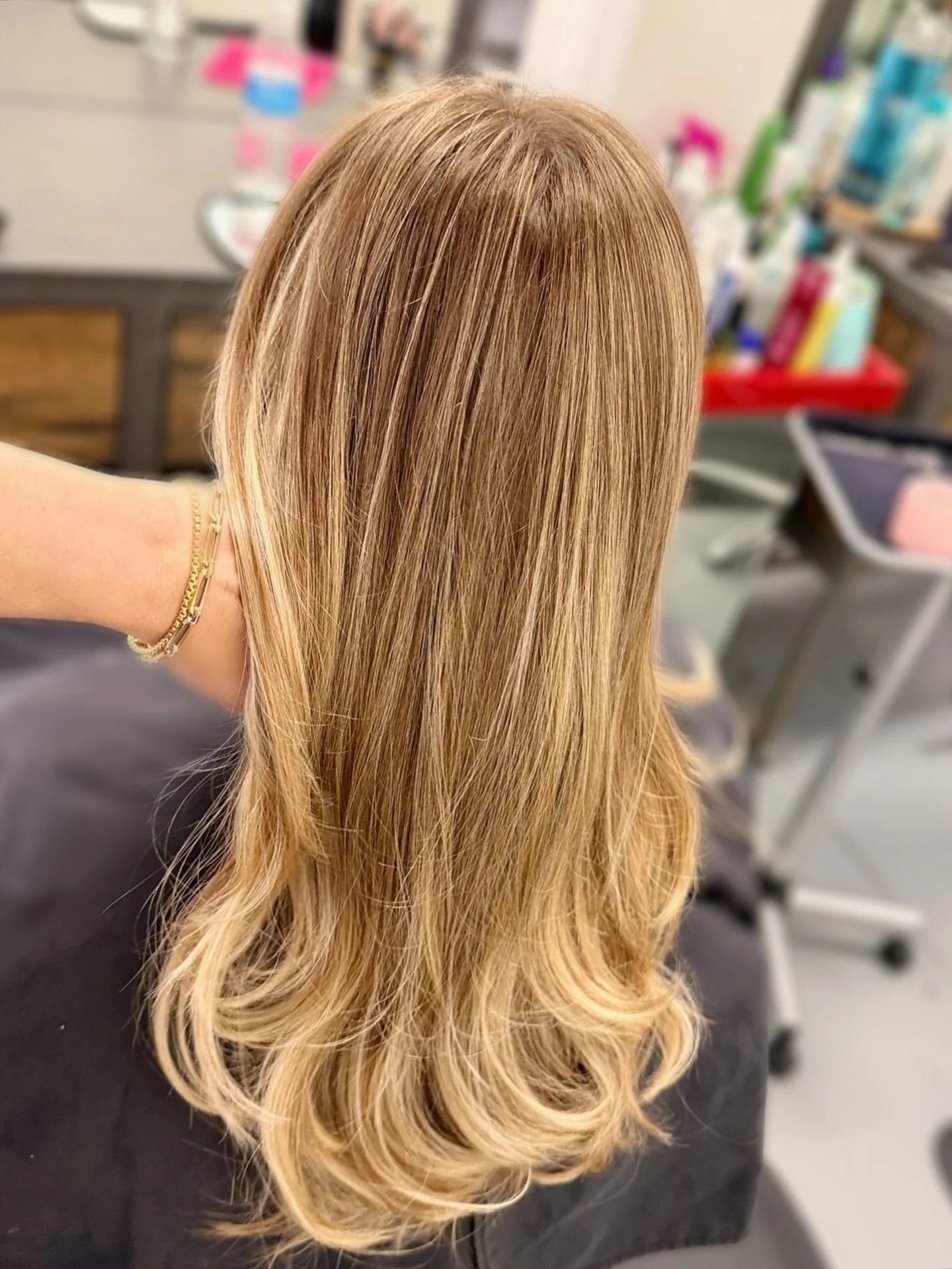 Another blizzard? ❄️
Sick of it. 🙄

Diagnosis: winter fatigue. 🤧

Prescription 💊 Lived-in color and a bouncy blowout

If winter insists on being dramatic, your hair can be flawless and unbothered. 

This is the reset. Glossy. Effortless. Hot while