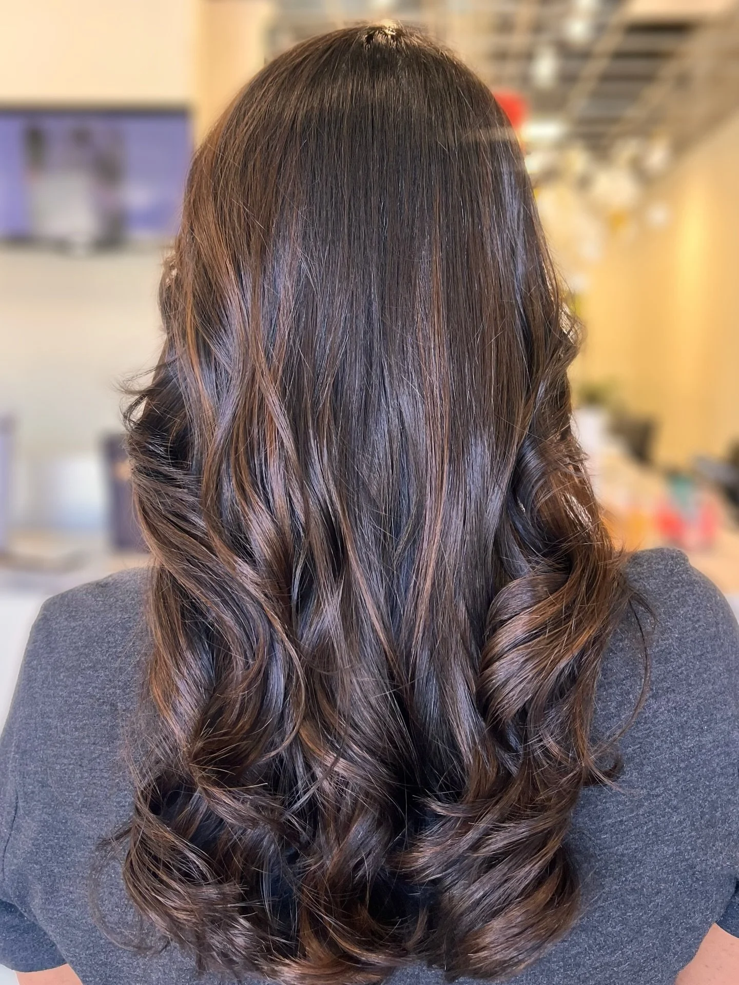 Friday plans start with good hair 💁🏽&zwj;♀️

Fresh brunette by Des and she&rsquo;s ready for the weekend. ❤️

20% OFF 1st #haircut or #haircolor service EVERYDAY for New Guests! Students &amp; Seniors receive up-to $20 off total bill every Mon-Wed!