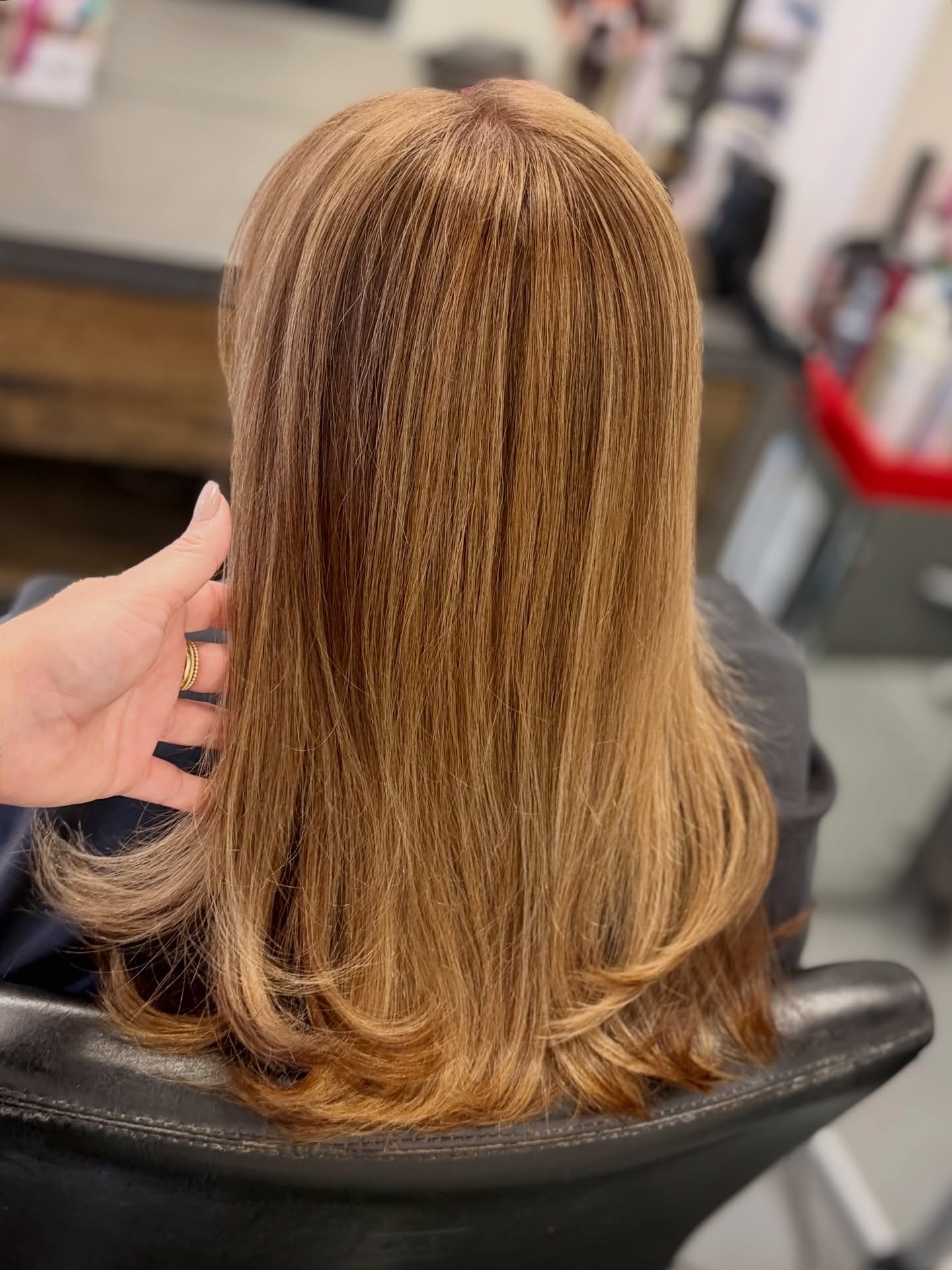 Spring called for something warmer 🍓🔥

this strawberry blonde copper hits that perfect balance. Soft, dimensional, and just enough warmth to catch the light without feeling too bright. 

Aveda color gives that natural, healthy shine ✨ because it&rs