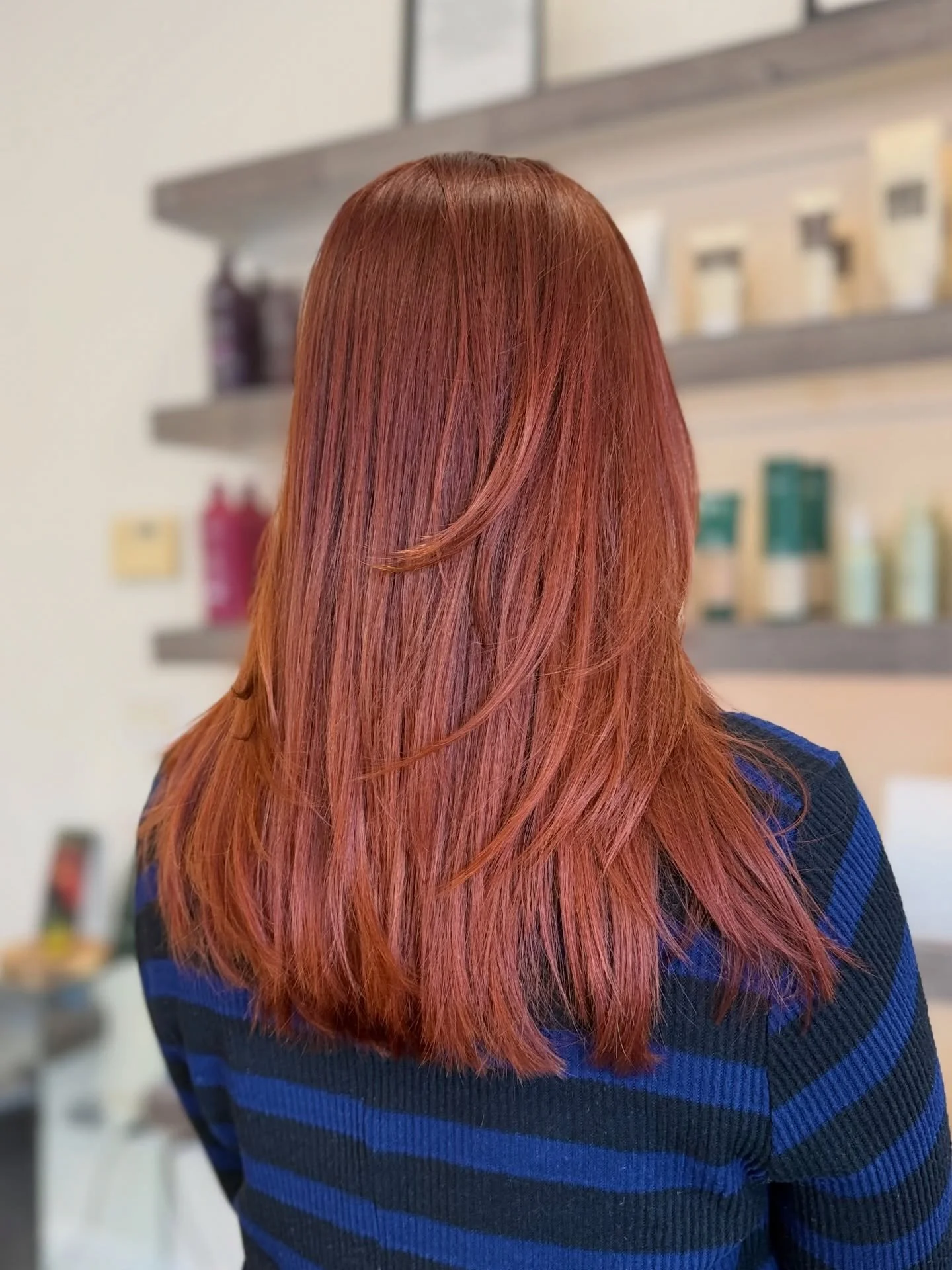 Red copper did not disappoint. 🔥

Indoor vs. Outdoor lighting 👀👉🏼

It hits the second you step outside and somehow looks good in every light.

If you&rsquo;ve been thinking about going red, this is the one. ❤️

#redorangehair #copperhair #redhair