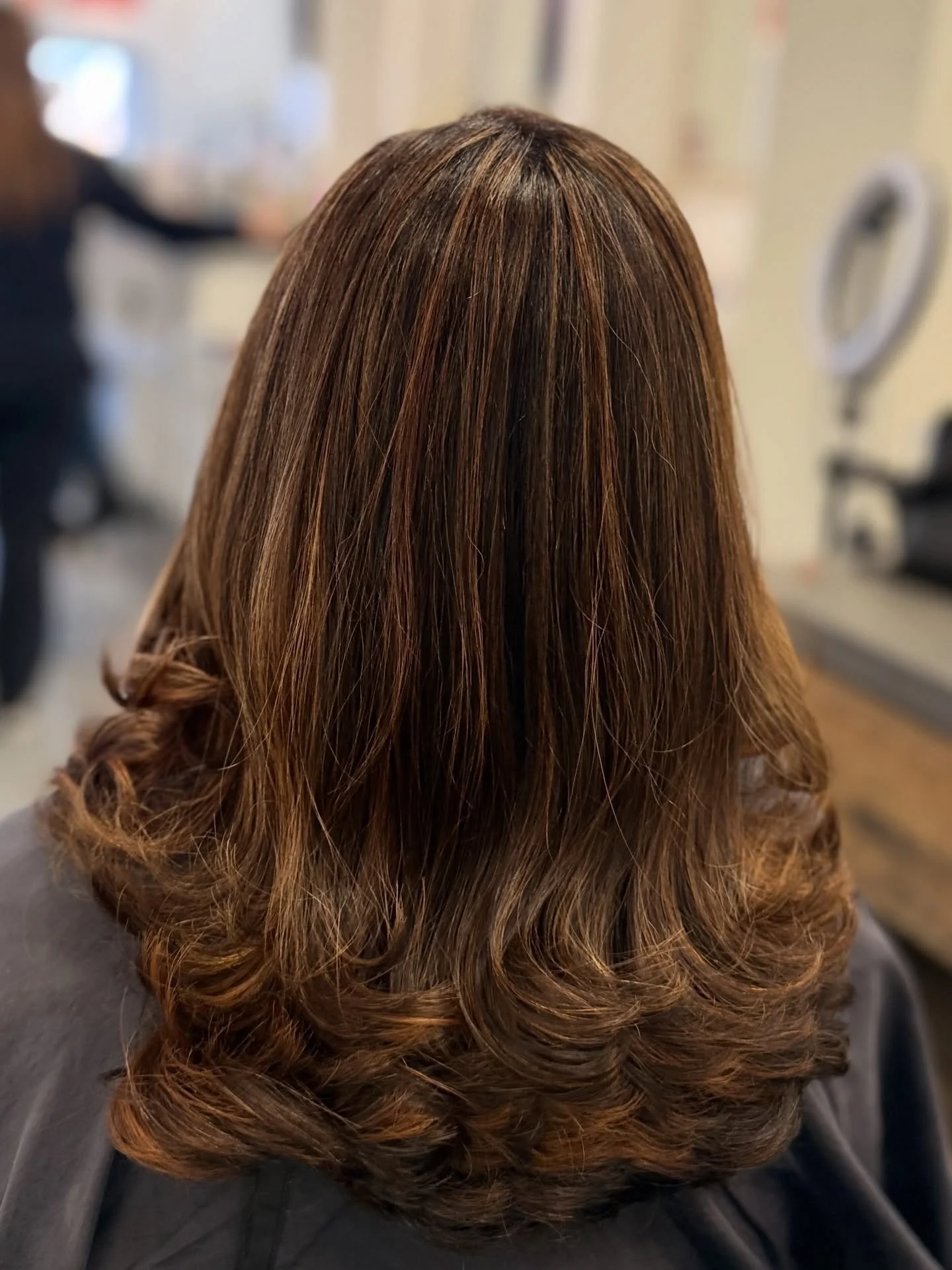 dark brunette &rarr; soft caramel dimension ✨

kept her base rich and deep, then lifted through with warm caramel ribbons to catch the light and add movement without losing that depth. 

it&rsquo;s that low-maintenance glow that still feels like a fu