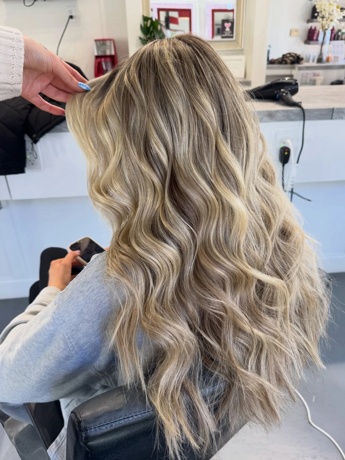 Happy Easter weekend 🐰✨

The beach bunny blowout just makes sense right now&hellip; effortless, bouncy, soft volume that actually lasts through brunch, photos, and whatever the rest of the day turns into

one of those styles that feels done without 