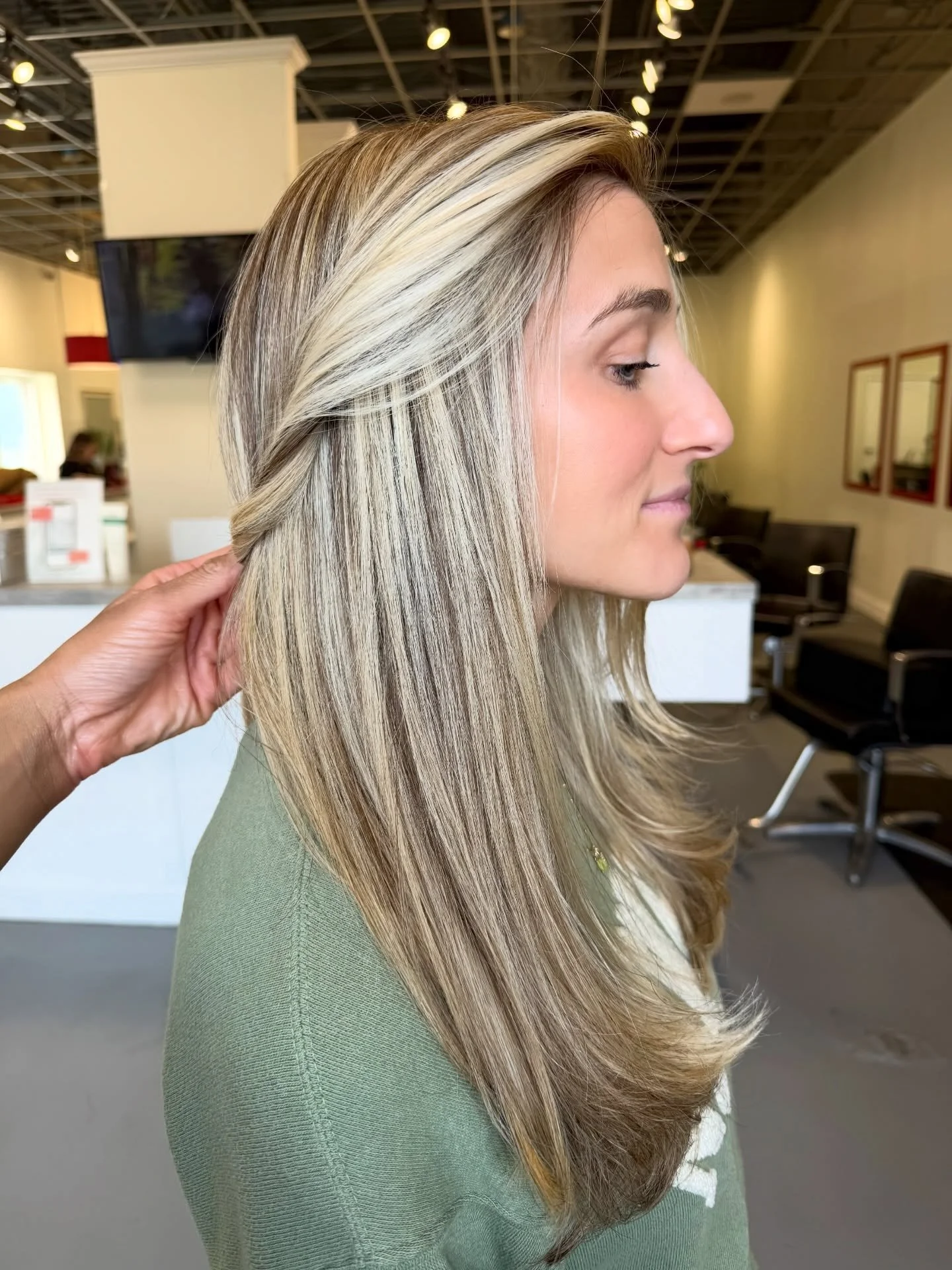 DIMENSIONAL BLONDE, DONE RIGHT ✨🤌🏼

No flat color, no harsh lines&hellip; 
just a blend that grows out beautifully. 😌 

#njhairstylist @des.hair 

20% OFF 1st #haircut or #haircolor service EVERYDAY for New Guests! Students &amp; Seniors receive u