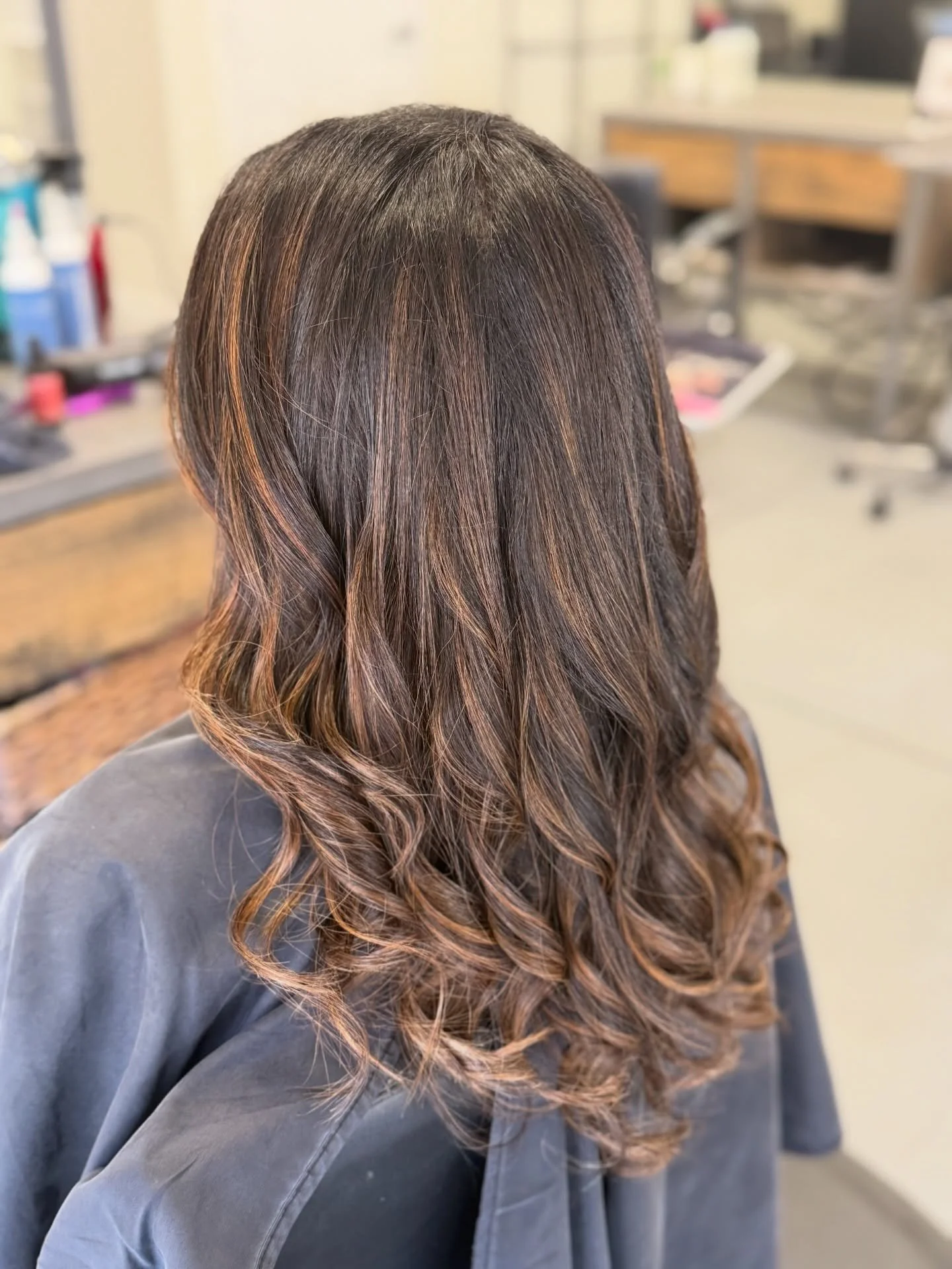 Des did her thing 🤎 and we&rsquo;re loving it! 

Caramel lived-in color that&rsquo;s soft, glowy, and grows out like a dream. Effortless, low maintenance, and still giving that &ldquo;she has her life together&rdquo; energy without even trying.

Hai