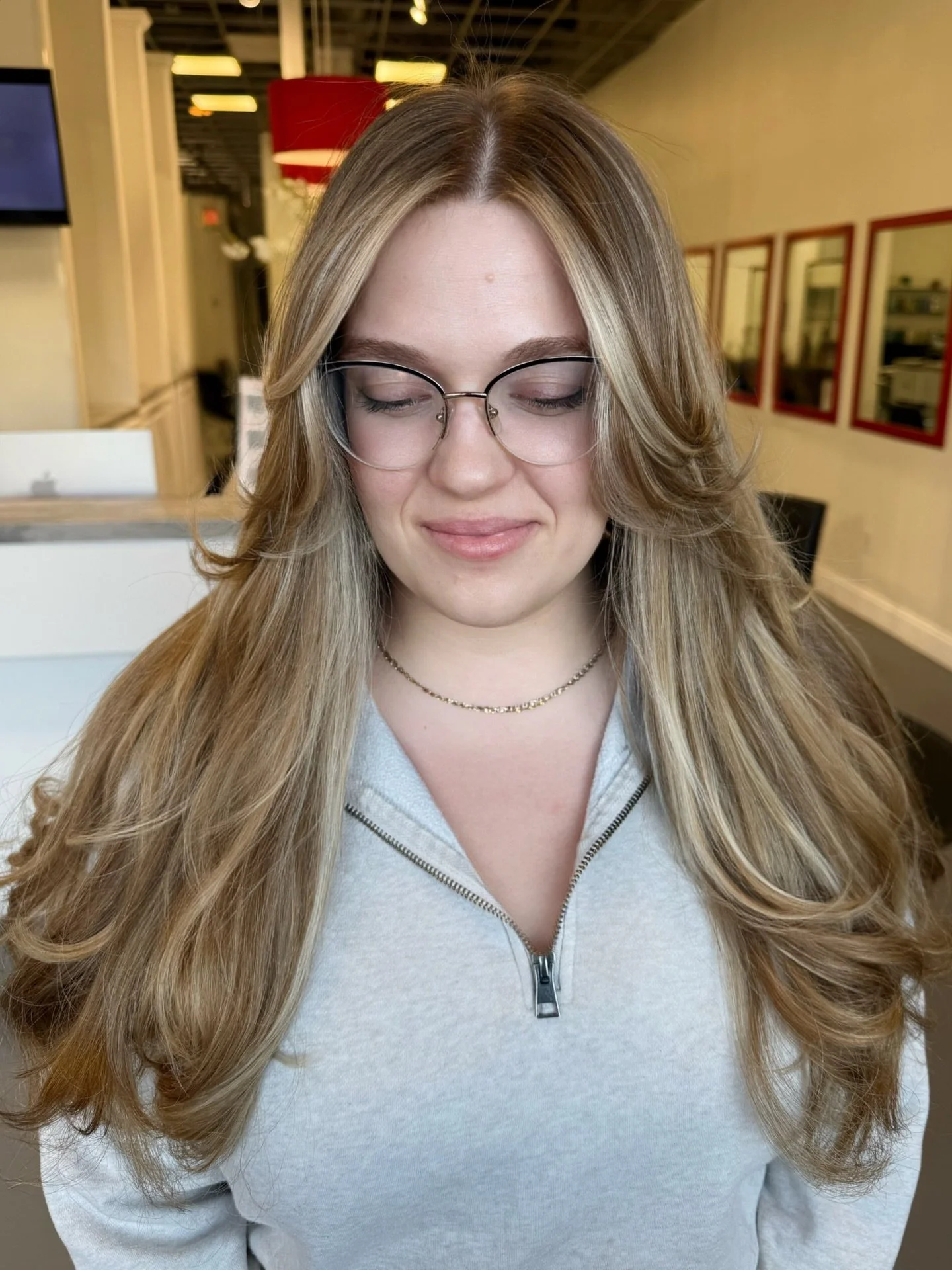 This is that blonde everyone screenshots and shows their stylist 🤳👀✨

Soft money piece, lived-in everywhere else
bright around the face without looking stripey
blends out so you&rsquo;re not back in the chair in 4 weeks. 

@des.hair nailed that &ld