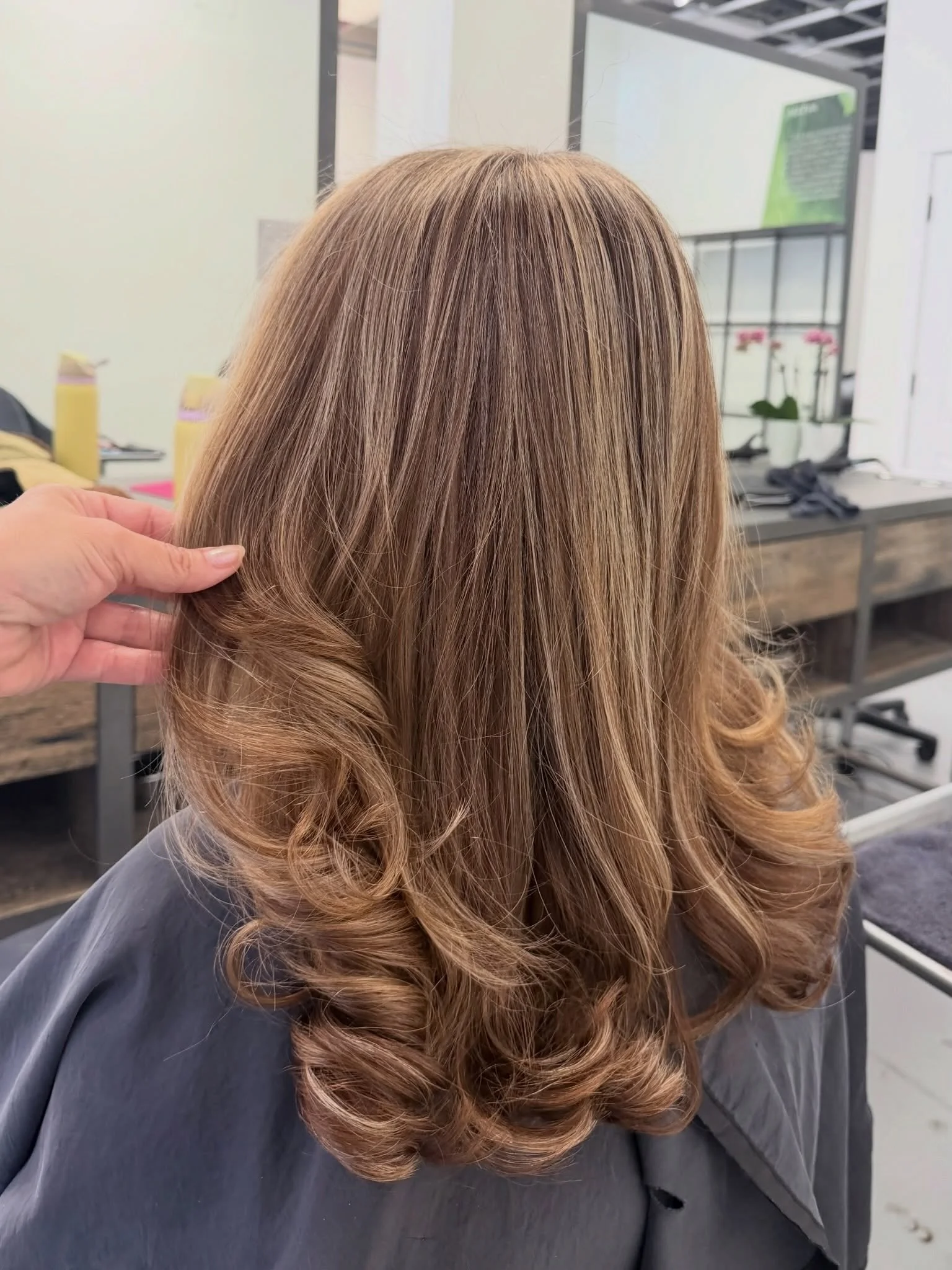 From faded and flat to soft, glossy dimension ✨

A full refresh with rich brunette tones, blended ribbons of brightness, and the kind of bouncy blowout that makes you keep checking your reflection all day 🤍

Hair by @beauty_bydaniely 

Appointments 