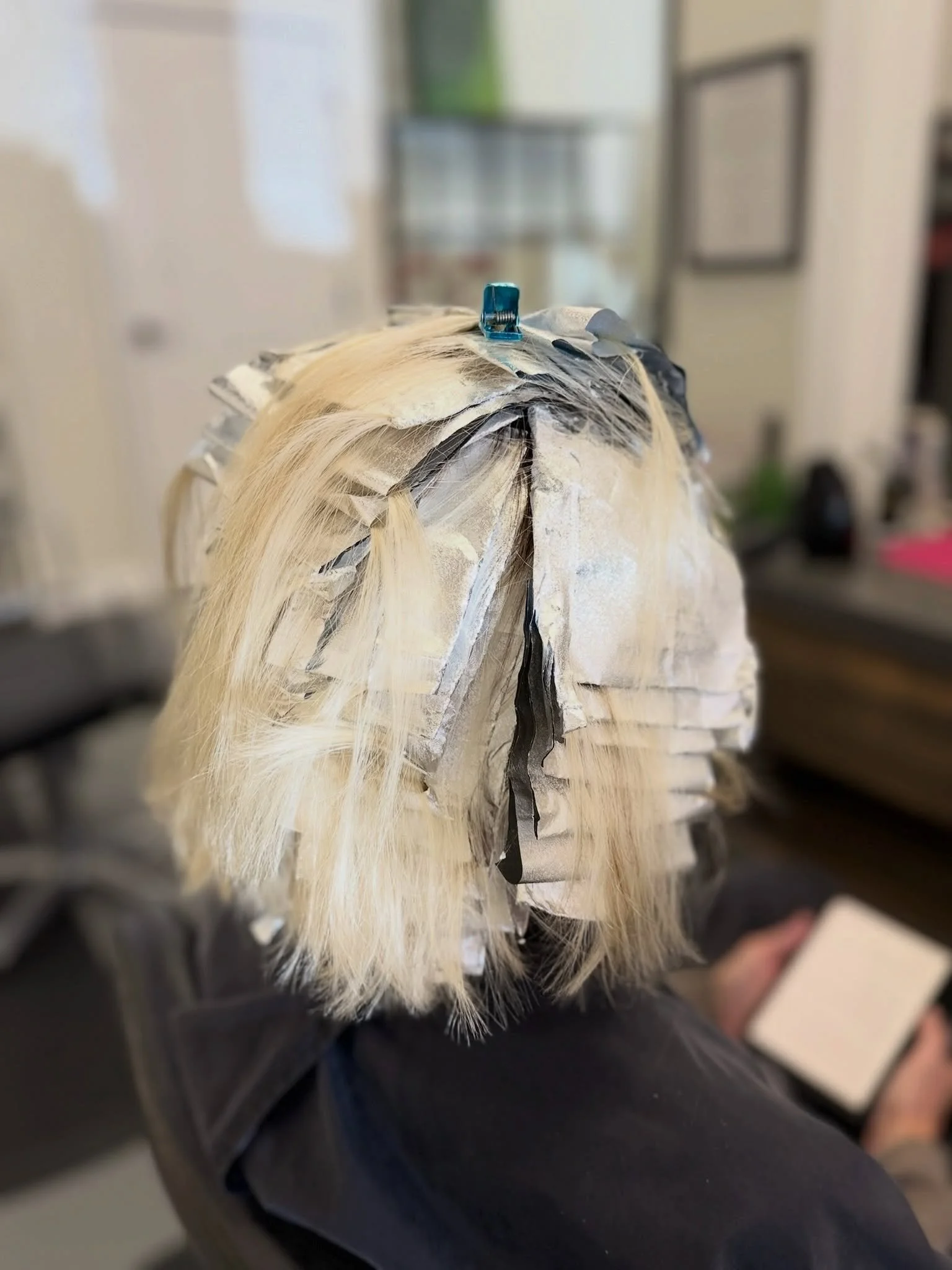 A slightly unhinged amount of foils for the world&rsquo;s prettiest bright blonde bob. ✨

Tiny sections, a full day in the chair, and the kind of blonde that makes short hair suddenly seem like a really good idea.

#blondebob #foilplacement #njhairar