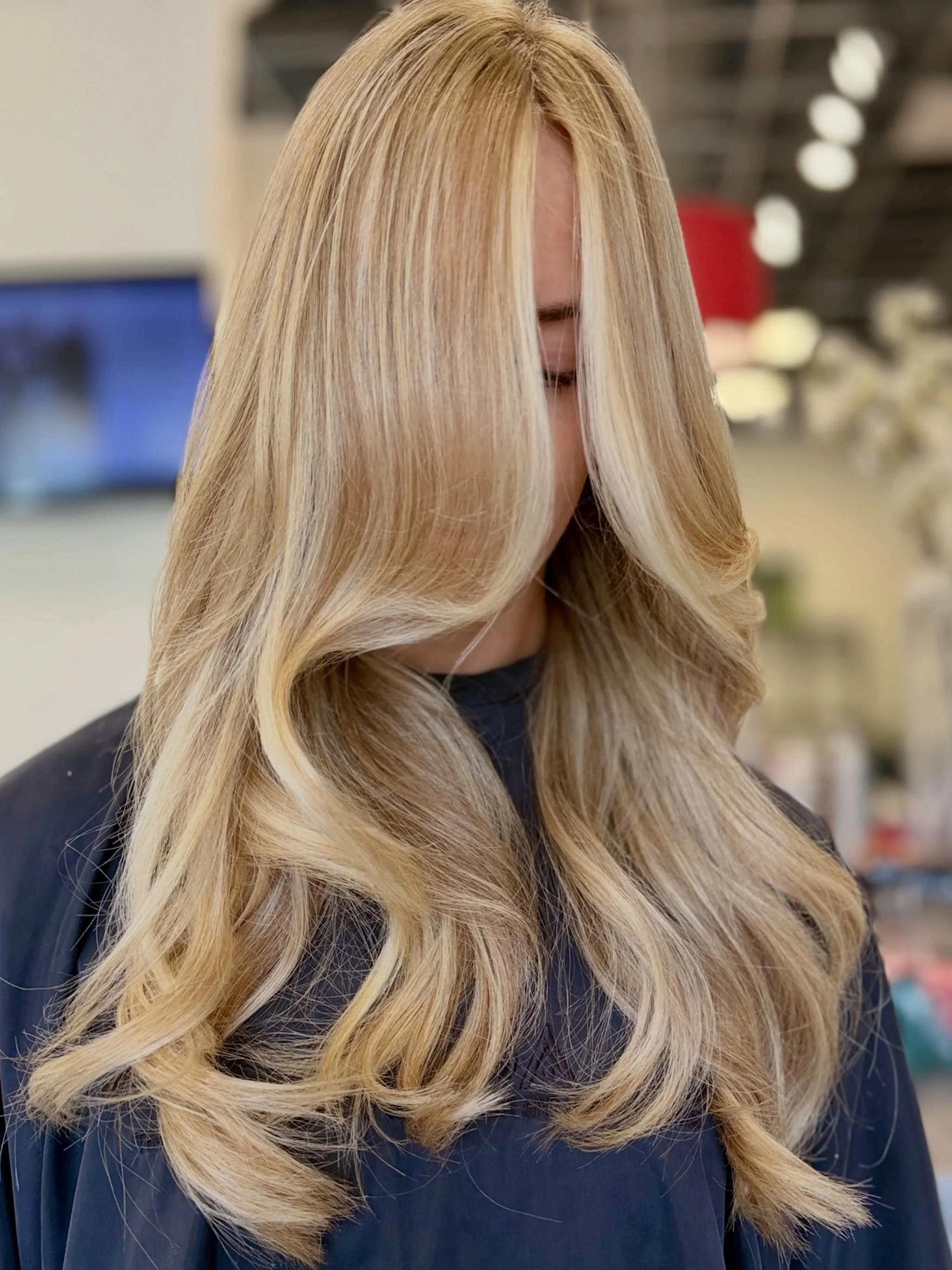 POV: you asked for expensive blonde. ✨

Soft dimension, a bright face frame and bouncy layers 🤌🏼

Just the kind of blonde that has strangers asking who does your hair. 😍

📍The Concept Salon
✂️ @beauty_bydaniely 

#ExpensiveBlonde #BlondeGoals #Fa