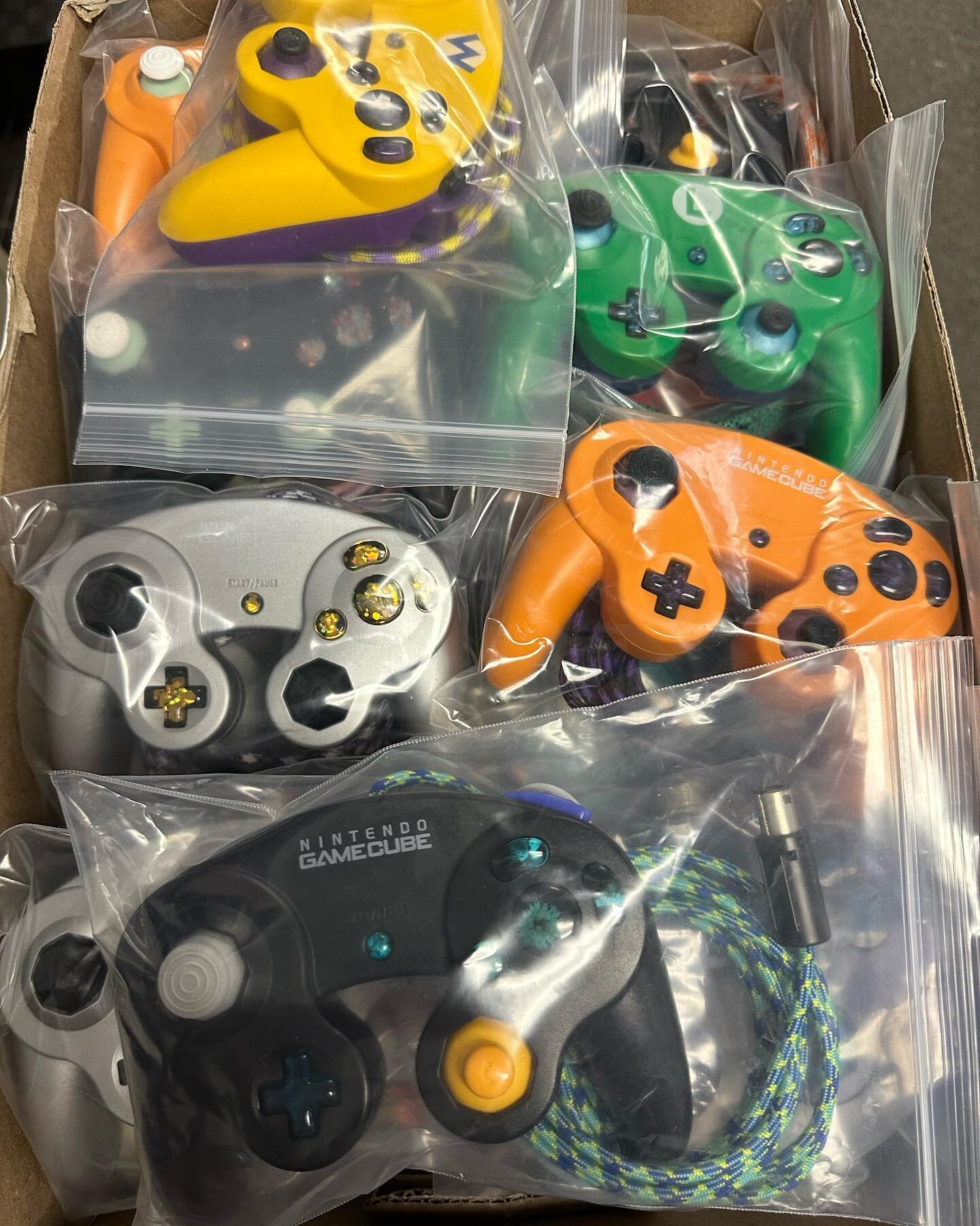 I&rsquo;ve got some left over prebuilts from the tourney, including Club Nintendo controllers, a couple JP Whites, Emeralds, other colors with T3s, and a few T2 budget builds, all with no-reset SnapBack modules, I&rsquo;ll post a few more pictures so