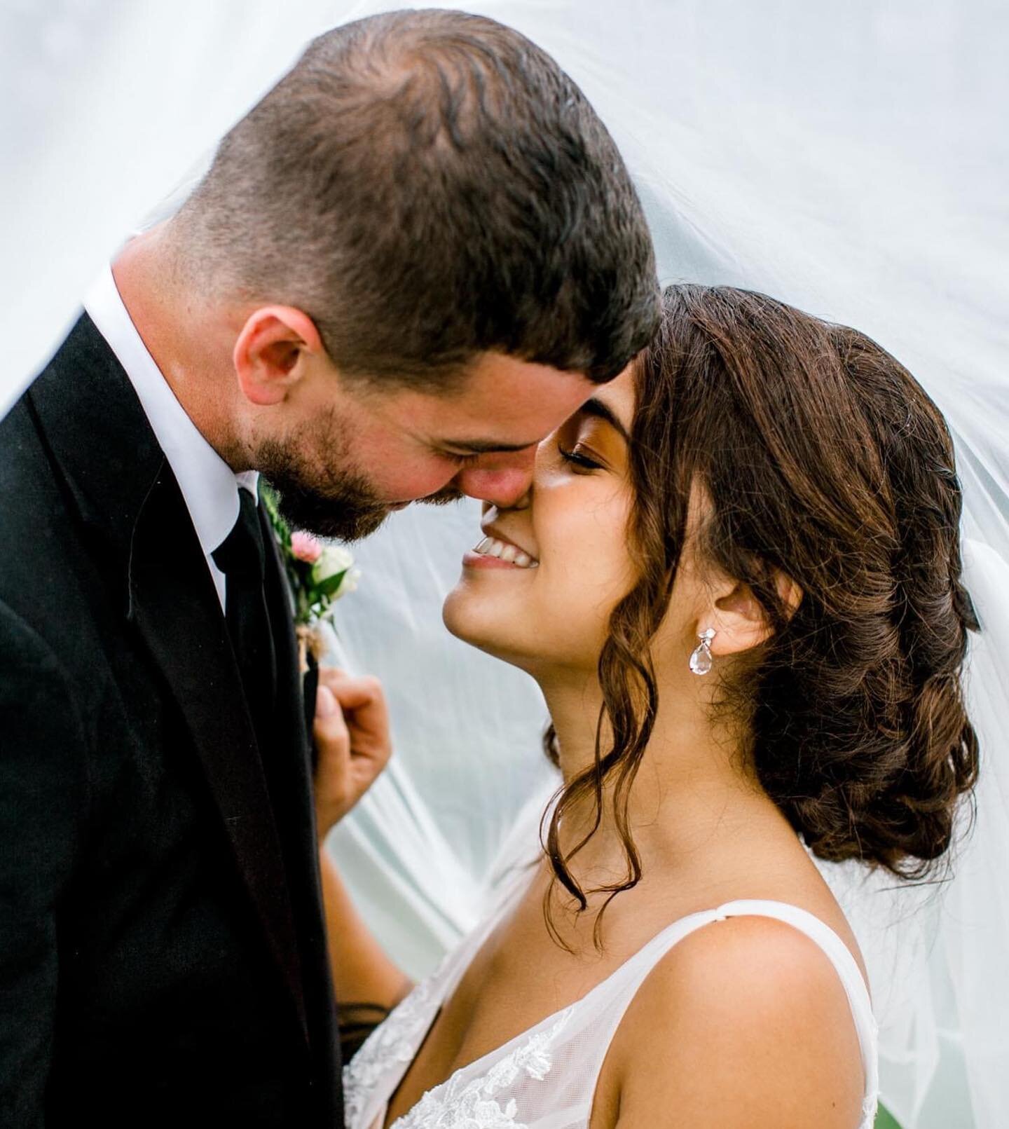 Happy ✨first✨anniversary to the sweetest couple! The way Colton looked at a Hannah was enough to get everyone&rsquo;s mind off of the rain 🥲 Swipe to see them a year later - with the most PRECIOUS addition!🎀

📸: @annabowserphotography