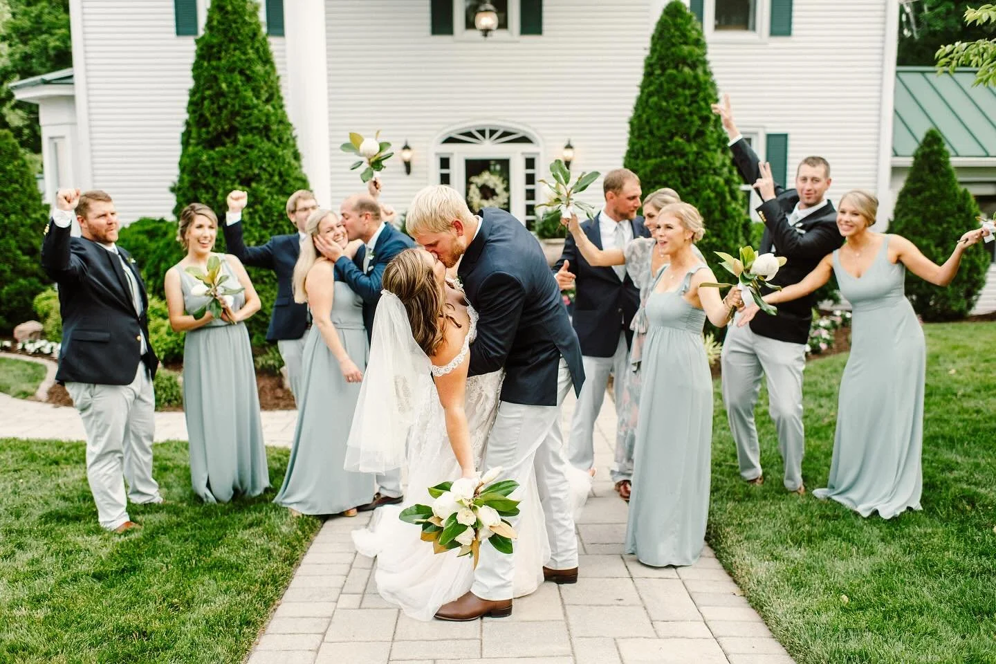 Y&rsquo;all, Sarah + Grant&rsquo;s wedding was so special for so many reasons, one of which being it took place at her family&rsquo;s gorgeous estate under blue skies and the old magnolia tree 🌳

I&rsquo;ll never forget the genuine love these famili