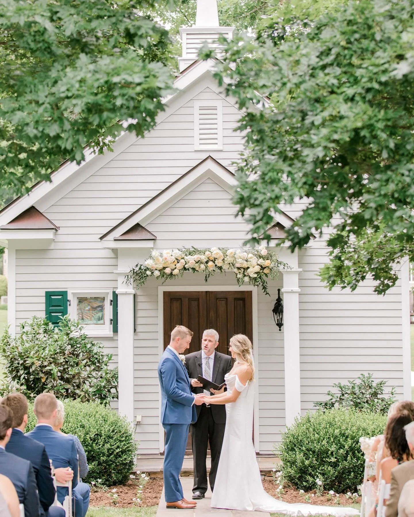 Happy 2nd anniversary, Amanda + Chris 🤍

@thewatersedgecc 
@lighthavenphotography 
@happyhavenstudios 
@floralsbykimberly 
@jessilynn789 
@heavenlyhairbymakaela 
@bachelorboysband 
@kupkakerybakery 
@lightingninjallc