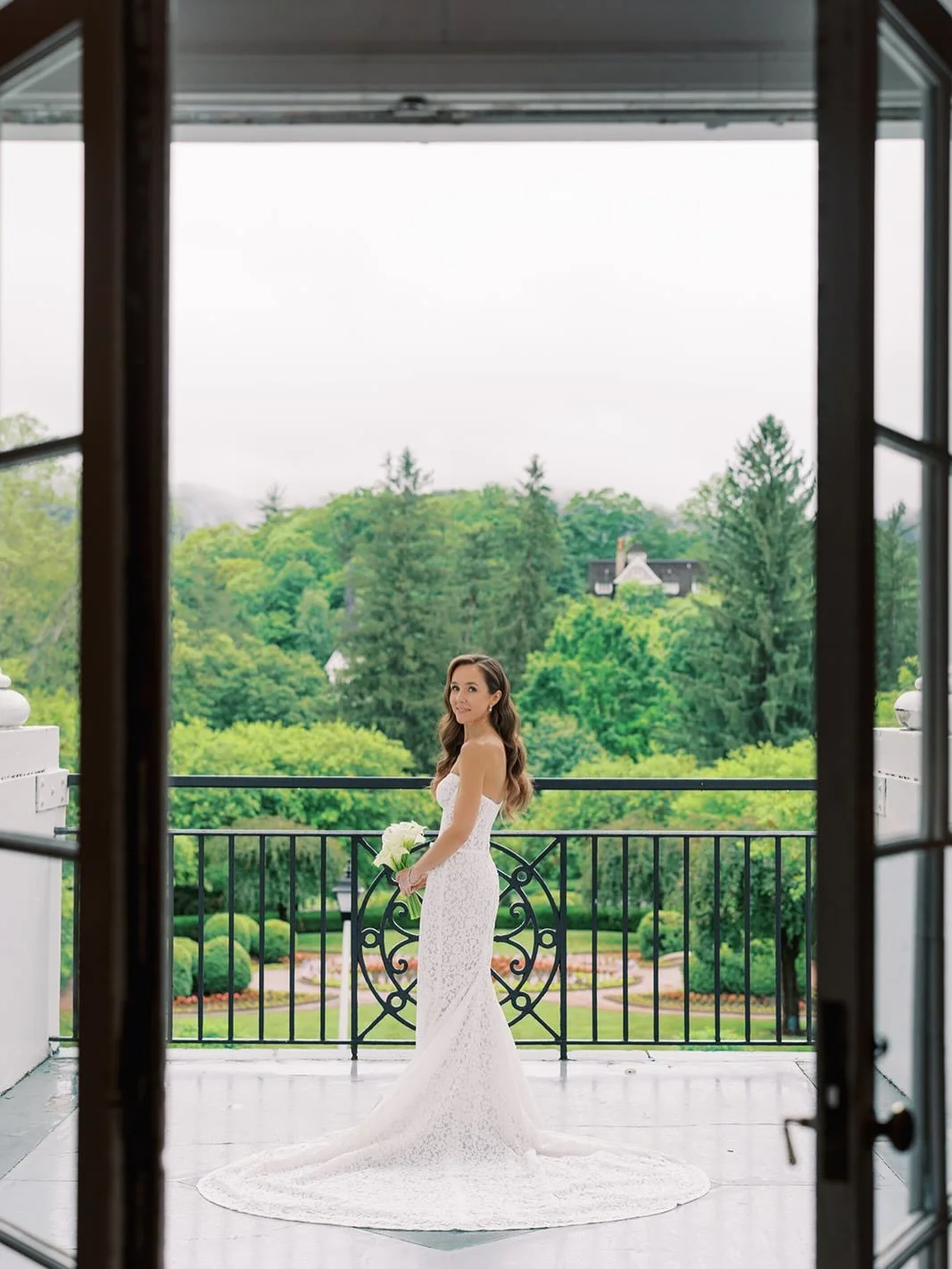 I had the pleasure of working with Olivia for almost 2 years planning her wedding to Harry 🥹 @the_greenbrier is a special destination for them, and they wanted their closest friends and family to be able to experience it. A little (or a lot of) rain