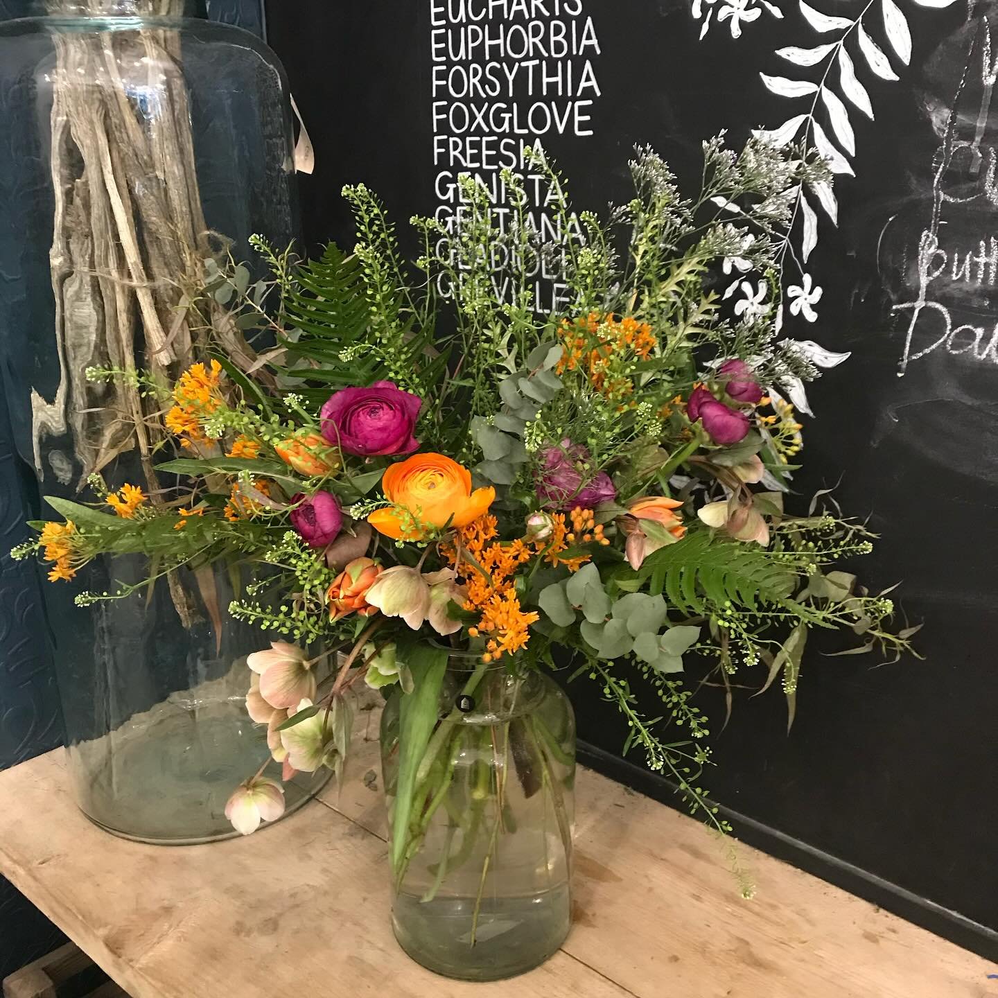 Join me for another fun, informative and relaxed workshop @scottishcraftschool In Dunblane on Sunday 19th. 

This time we&rsquo;ll be learning how to create a vase arrangement for home with an abundance of gorgeous blooms. Only a few spaces left. Lin