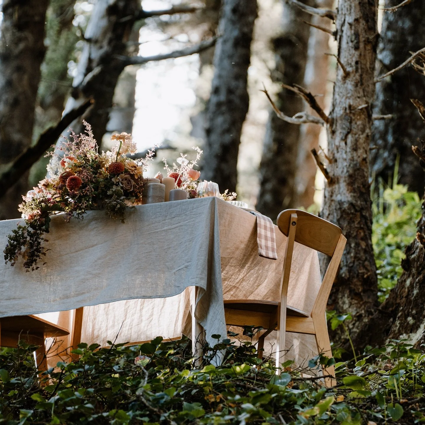 Throwback to one of the coolest reception setups ever! If you&rsquo;re in the PNW and needing some florals, check out @noblefloralco!

Floral: @noblefloralco 
Host: @theroamexperience