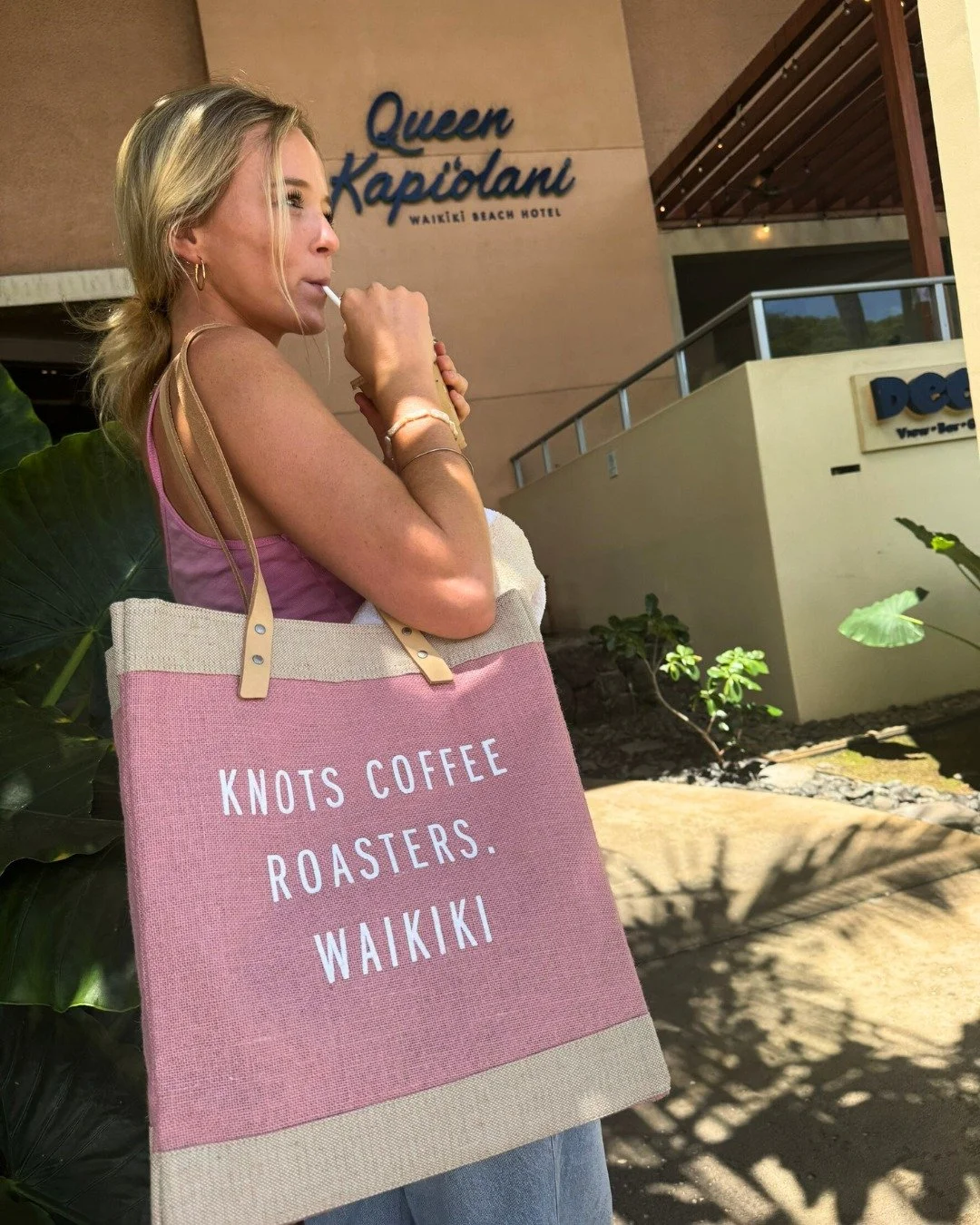 APOLIS x Knots Coffee Roasters. Tote Bag $55 + tax
Now available in-store and online knotscoffee.com/shop 🛍️

Knots Coffee Roasters. Waikiki
Open daily 6:00AM - 4:00PM
Happy Hour 2:00PM - 4:00PM
@queenkapiolanihotel Waikiki, Hawaii