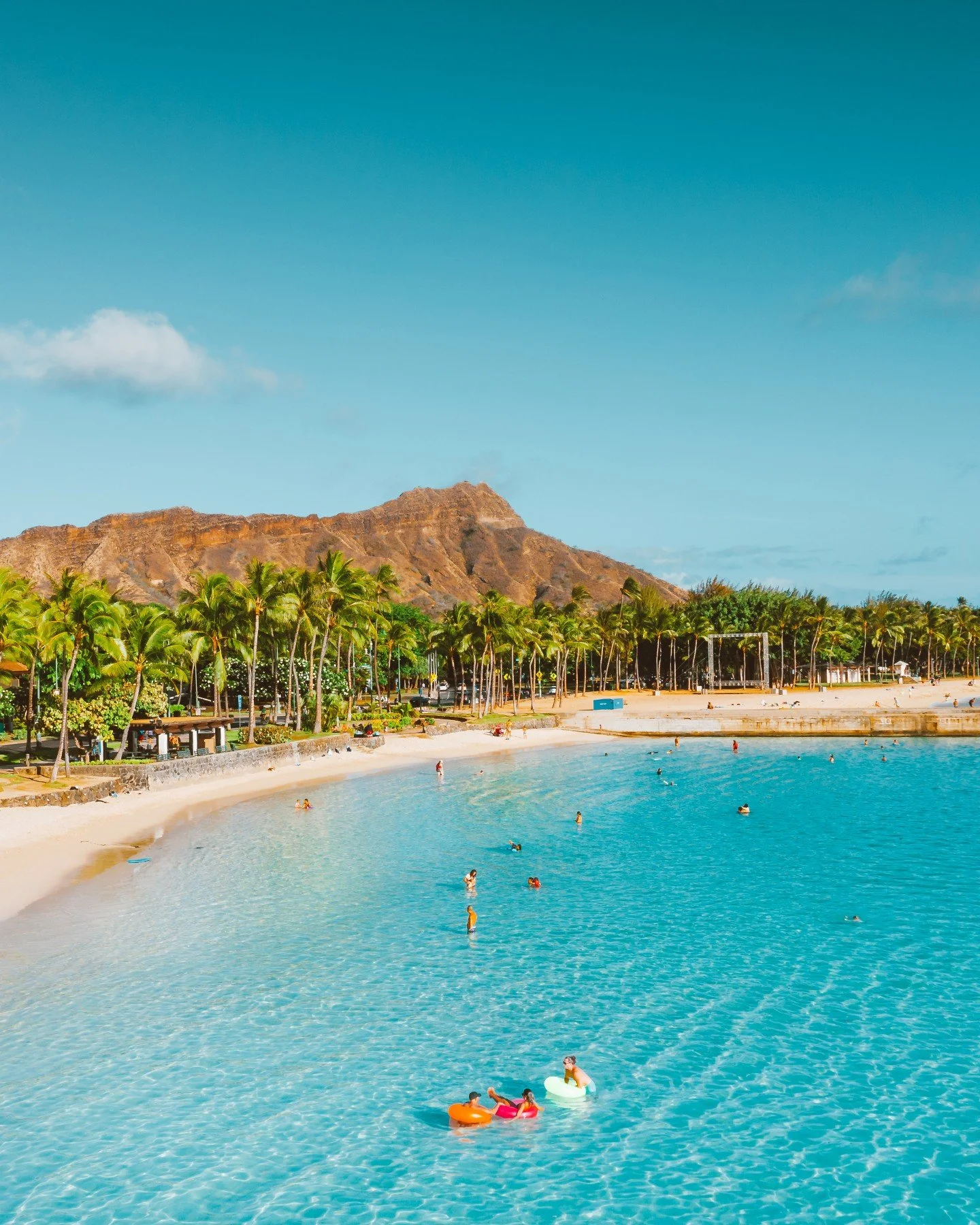 Steps from Waikiki beach.

Knots Coffee Roasters. Waikiki
Open daily 6:00AM - 4:00PM
Happy Hour 2:00PM - 4:00PM
@queenkapiolanihotel Waikiki, Hawaii