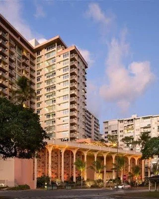 Our home, inside Queen Kapiolani Hotel in Waikiki 🏠