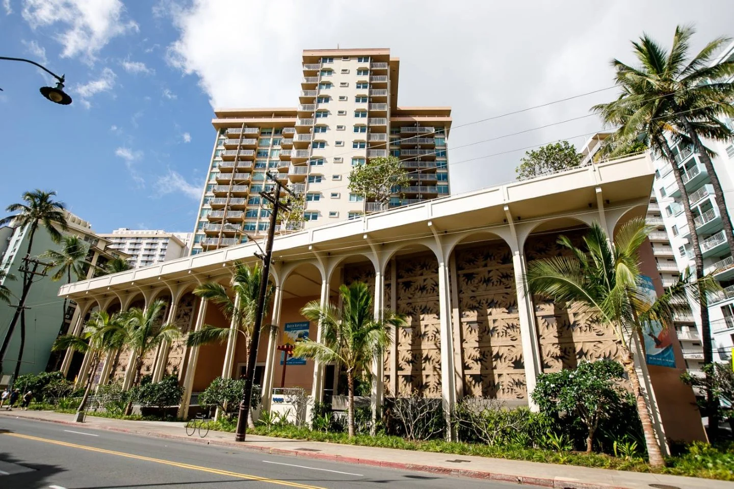 We're located inside the historic Queen Kapiolani Hotel just across the Honolulu Zoo and Kapiolani Park🌳