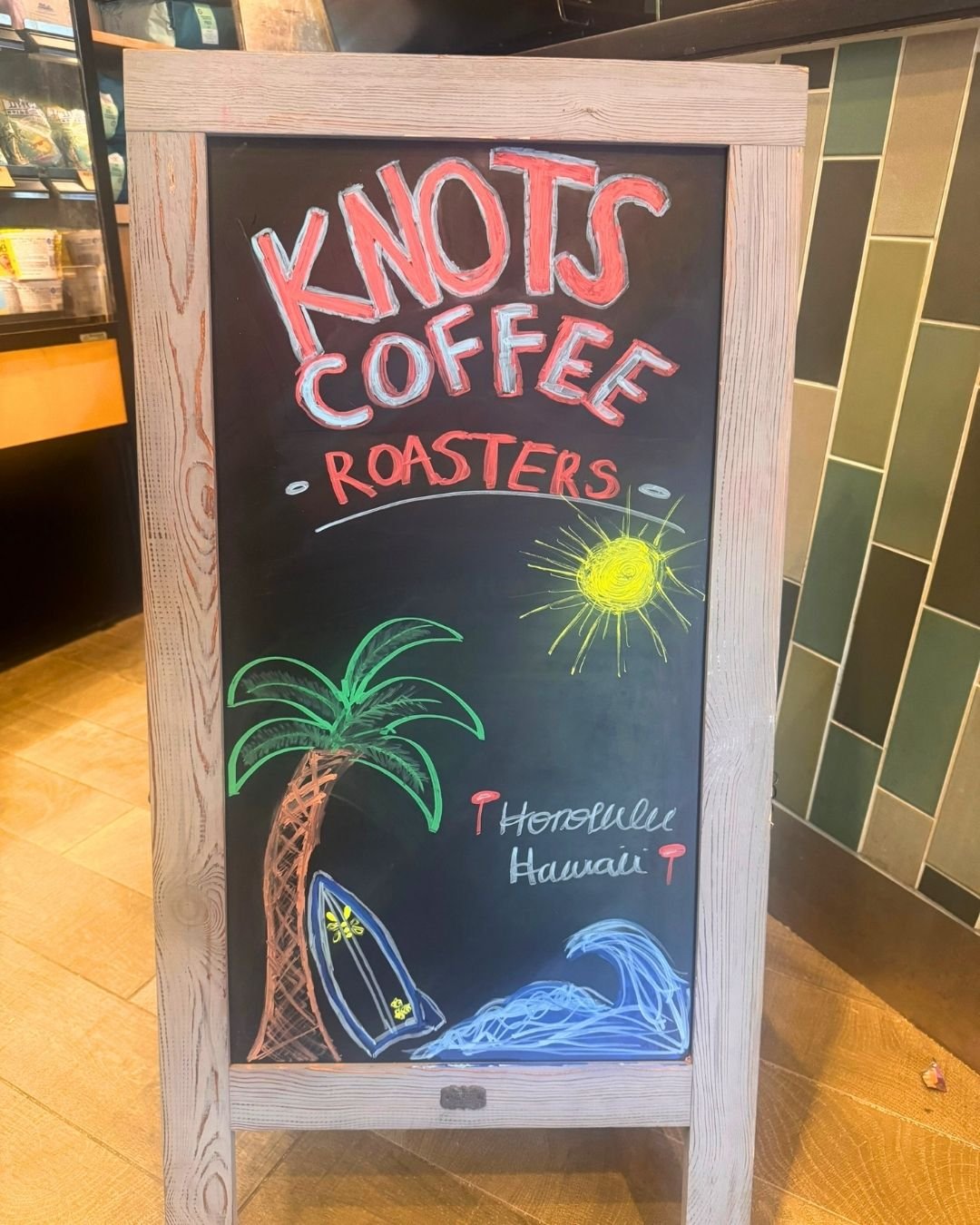 Signs of a great morning in Honolulu 🌴✨ Swing by Knots Coffee Roasters for your daily caffeine fix before hitting the beach 🏄&zwj;♂️☕️