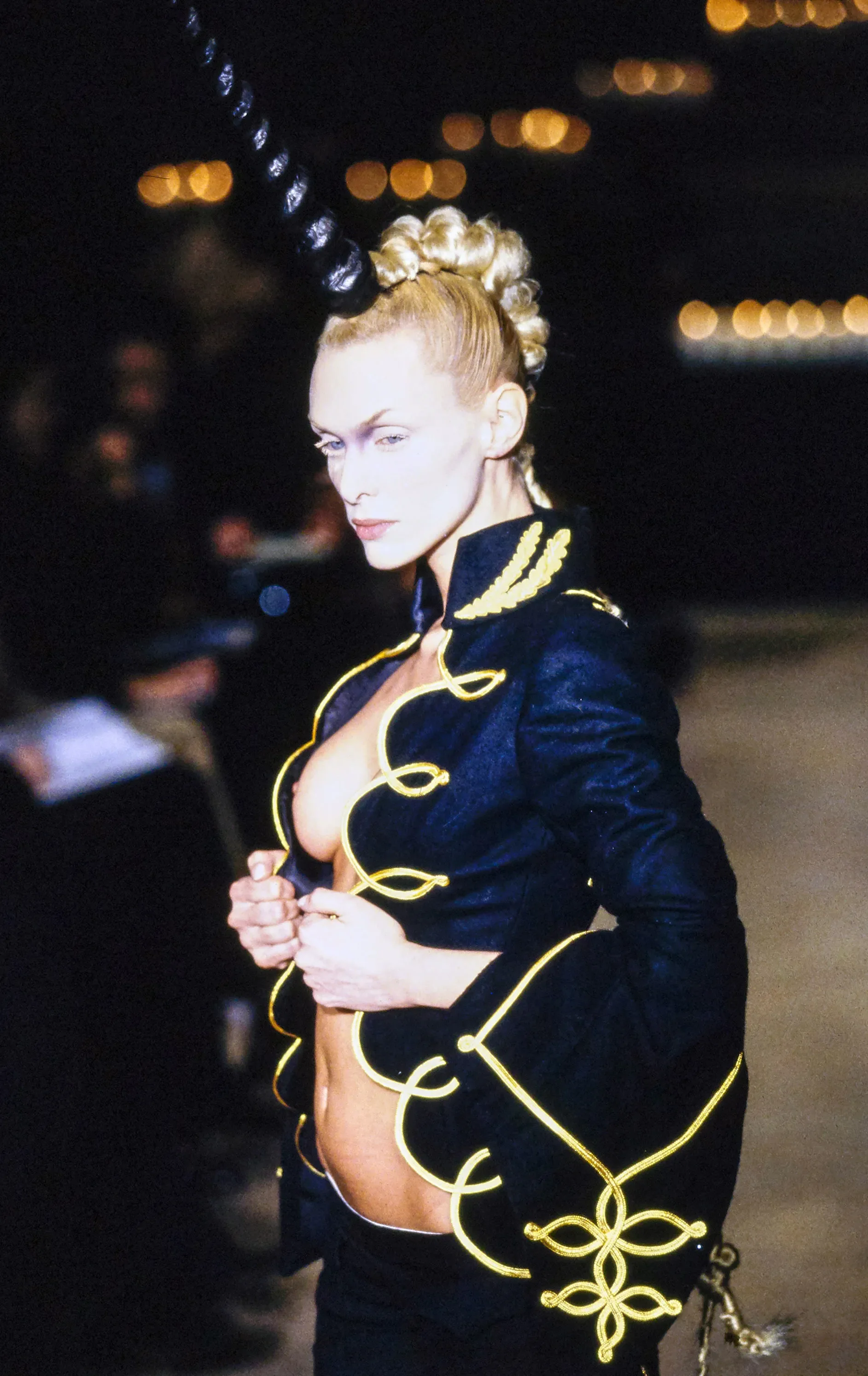 ALEXANDER-MCQUEEN-FALL-1996-RTW-DETAIL-01.jpg.webp