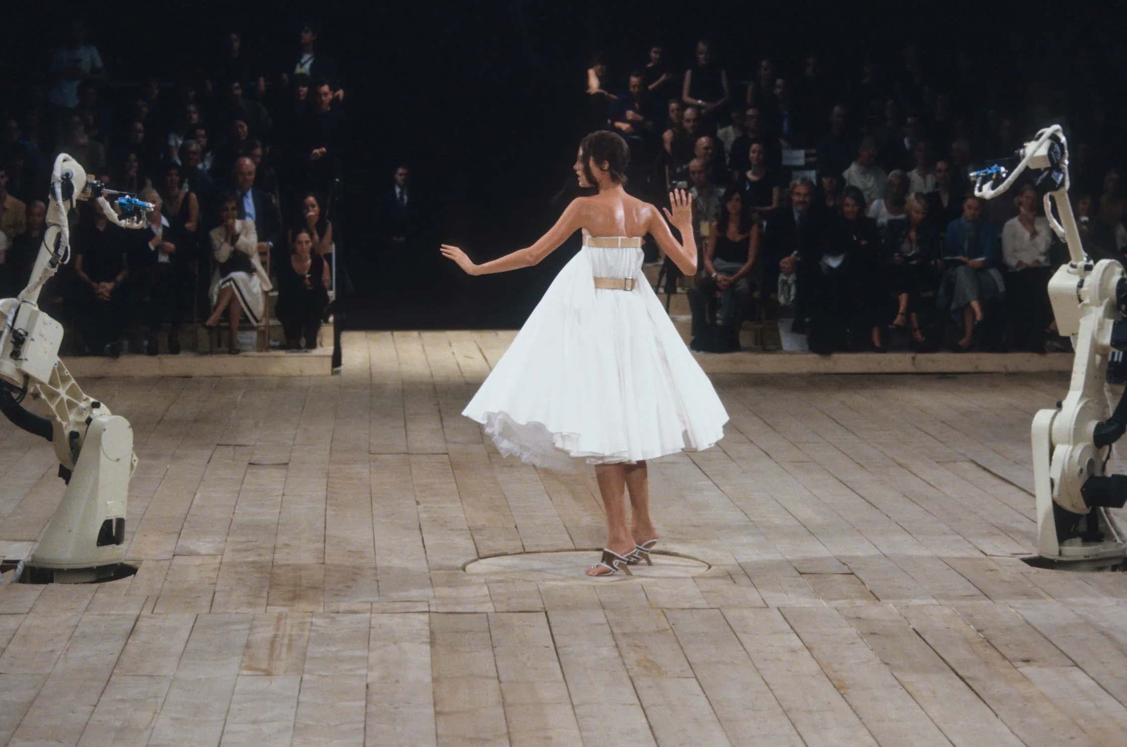 ALEXANDER-MCQUEEN-SPRING-1999-RTW-DETAIL-31-SHALOM-HARLOW.jpg