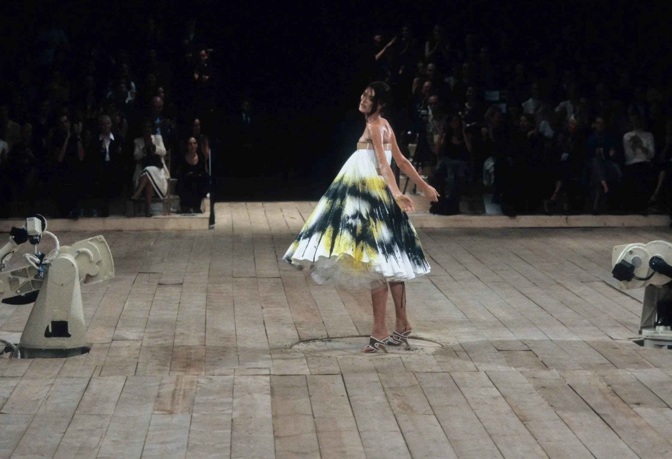 ALEXANDER-MCQUEEN-SPRING-1999-RTW-DETAIL-34-SHALOM-HARLOW.jpg