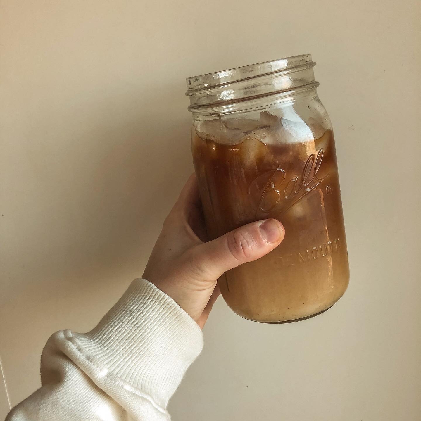 Are you even awake of you don&rsquo;t drink an entire mason jar of cold brew (with oat milk)!?
.
.
.
#coffeelover #coldbrew #coffee #doritjaffe #goodmorning #irvingfarm