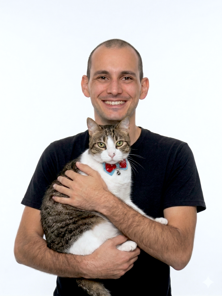 Ricardo Cubero sonriendo y sosteniendo su gato
