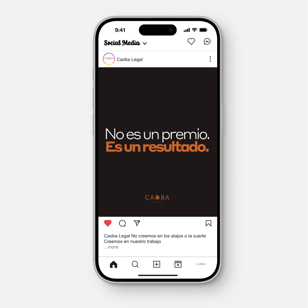 Pantalla de teléfono móvil mostrando una publicación en redes sociales con fondo negro y texto en blanco y marrón que dice: 'No es un premio. Es un resultado.' El perfil se llama 'Caoba Legal'.