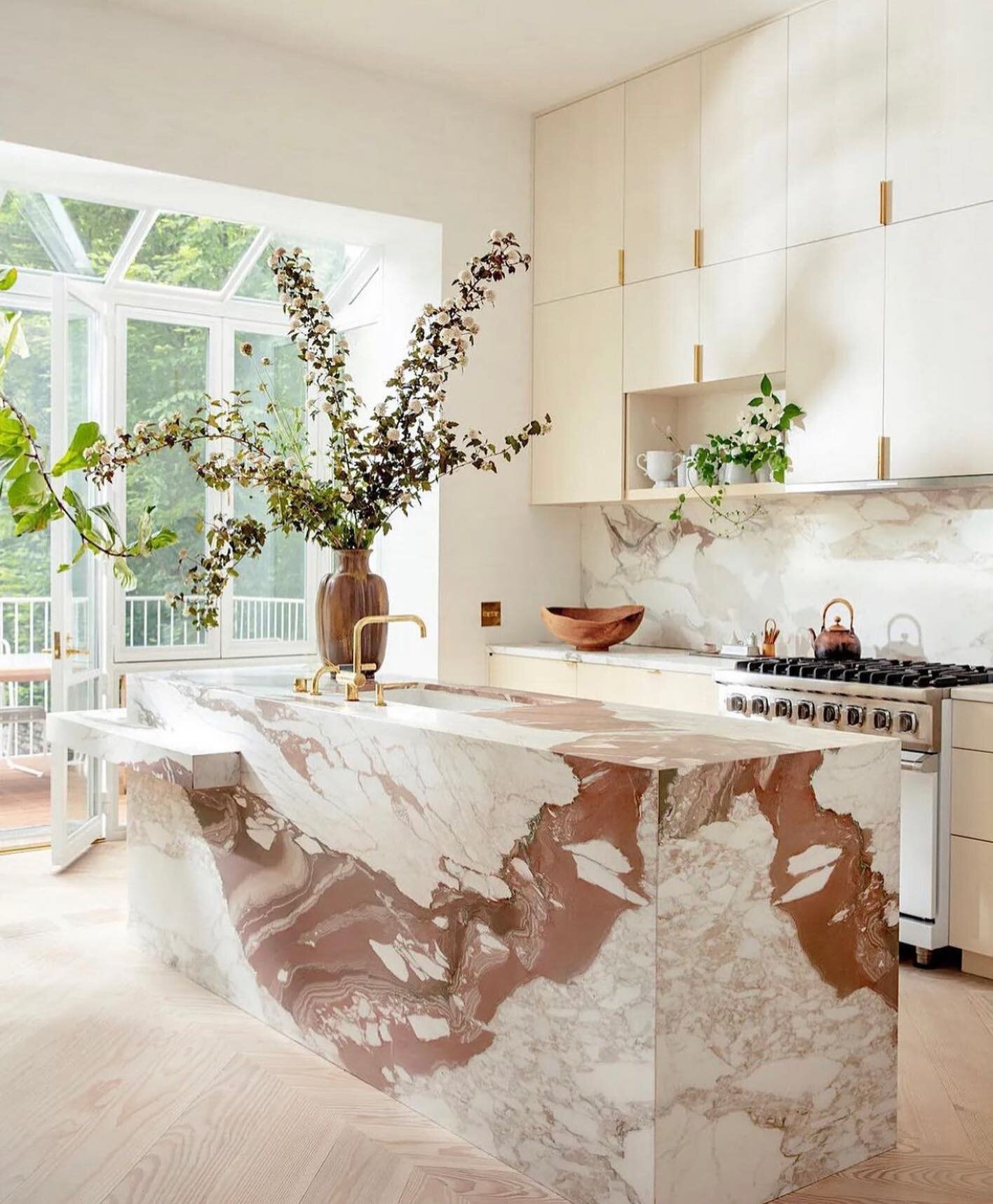 We love the gorgeous Rosy calcutta vagli marble mixed with the minimalist cabinets in this stunning kitchen. Curious if you&rsquo;d say go for it, or tell us we&rsquo;re crazy?? 👏🏻

Design: @alexisbrowninteriordesign_