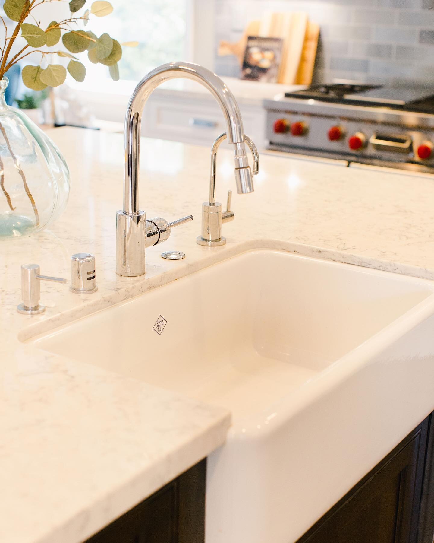 What is it about a @shawsofdarwenuk sink that&rsquo;s so charming? Maybe the English roots and definitely the apron front!  Here we paired the sink with a crisp chrome faucet, a mix of white and dark wood cabinetry, and a silestone quartz countertop 