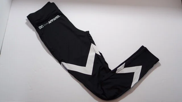 dc sports apparel women's "V" logo leggings