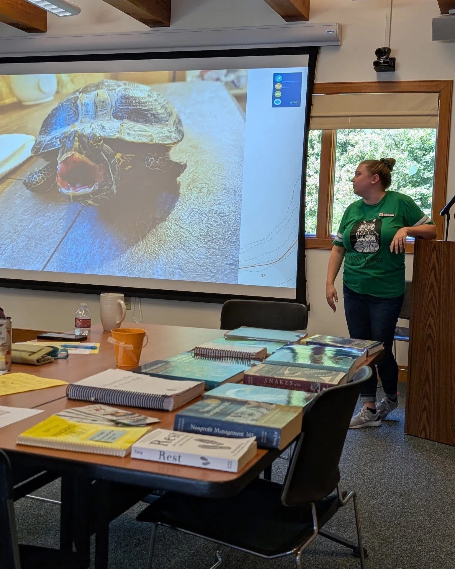 Recently our director, Emily, took a trip out to Delaware to give a program at the Delaware Council of Wildlife Rehabilitators and Educators (DCWRE) 👩‍🏫
This program helped rehabilitators in Delaware get started in wildlife rehab, learn how to