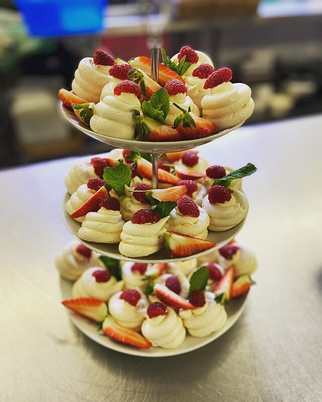 🙌🏻 Hands up who&rsquo;s wishing the warmer weather would hurry up! 
#dessert #caterers #weddingfood #partyfood