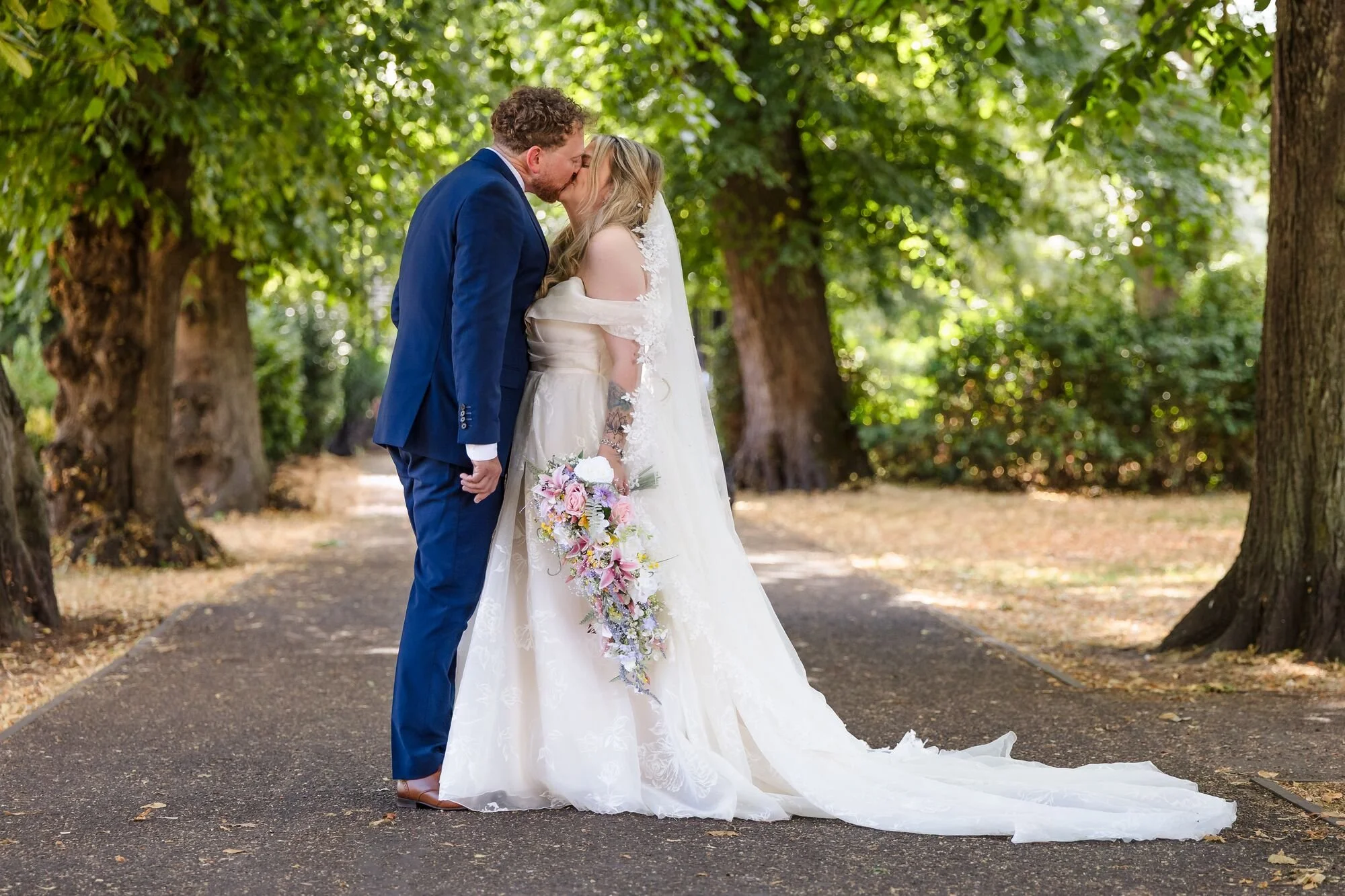 lichfield-registry-office-wedding-couple-kiss-museum-gardens.jpg