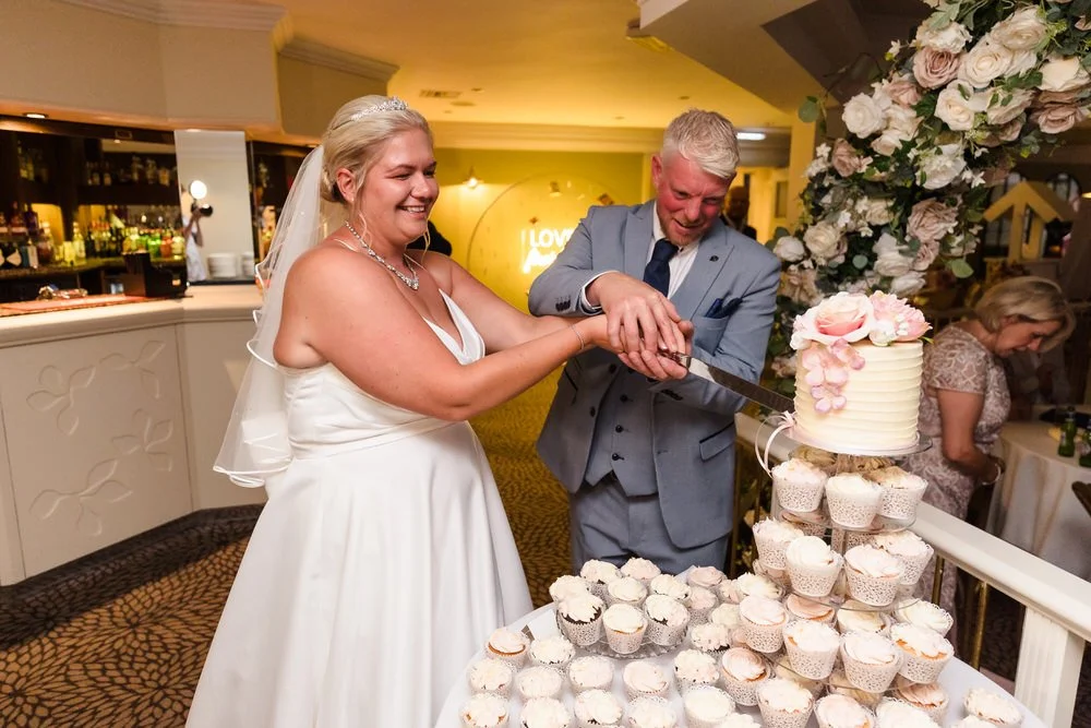 Jess and Brian cake cutting at Hogarths Stone Manor wedding reception, documentary wedding photography