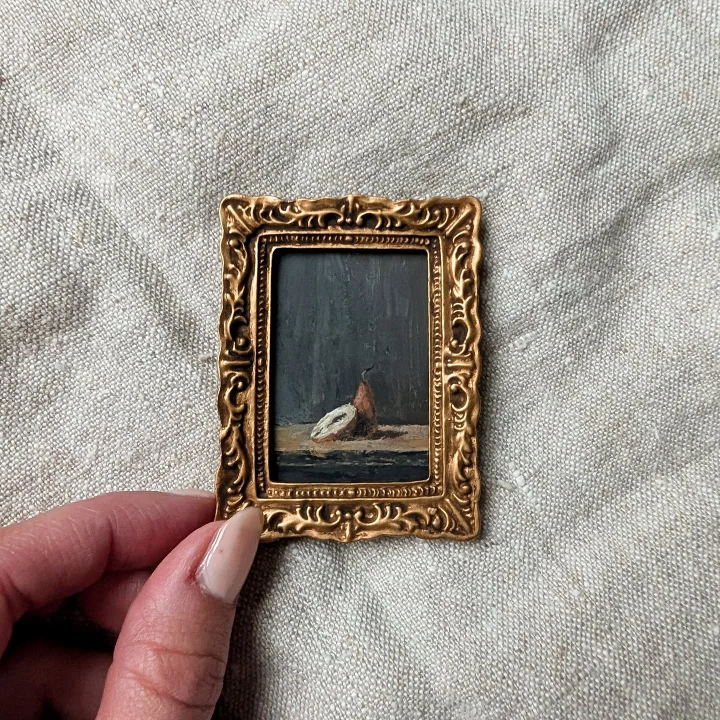 Swipe to see it up close and yes I can paint things other than landscapes ✨🍐 

#fineart #miniatures #miniaturepainter #miniatureart #stilllife_perfection #vintage #minnesotaart #happyart #stilllife #gouachepainting #oil_painting