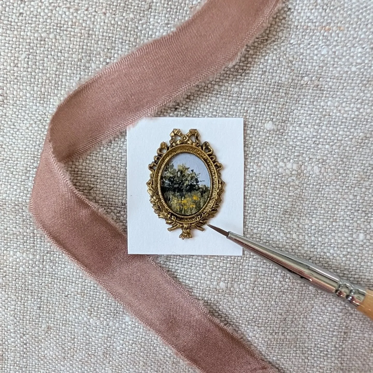 I found the tiniest frame. 

#miniart #miniatureart #miniaturegouache #miniaturewatercolor #miniaturepainting