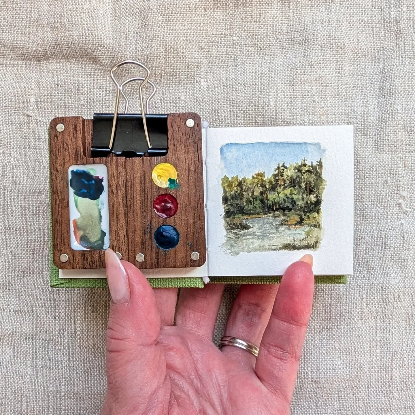 I am loving the paper in this @go_draw sketchbook and playing around with all the different colors I can make from the three primaries. I did add white and black gouache because I just have to have them but you can make SO many colors with just these