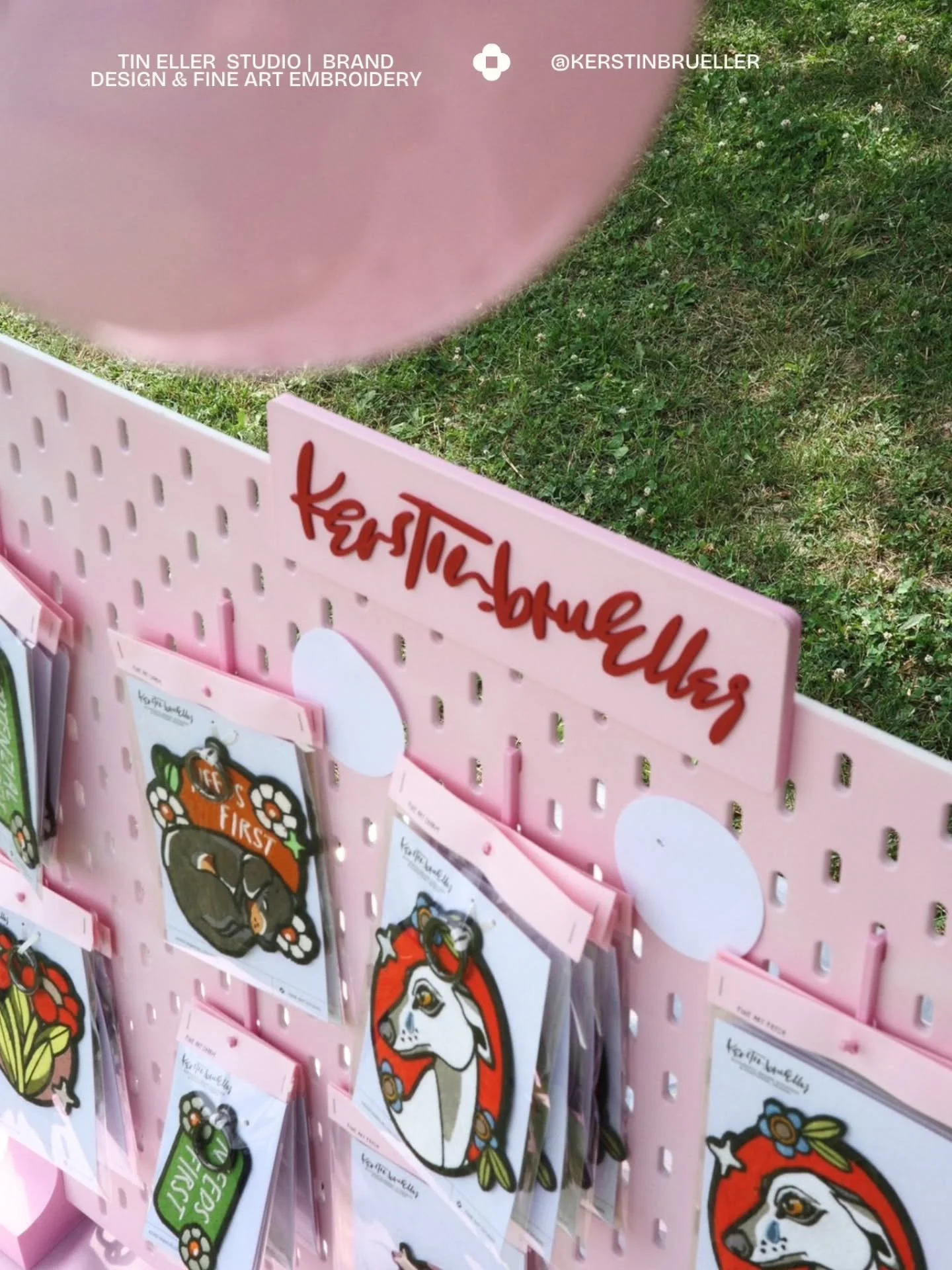 Dieses Foto kommuniziert mehr als 10.000 Worte. ✿

Mein Name in Rot, das Board, die Haken, das Tischtuch in Rosa, die Wiese darunter in Gr&uuml;n und meine Fine Art im Fokus. Ein Set-Up am Sommerfest? Ja und nein. Es ist mein gesamtes Branding in ein