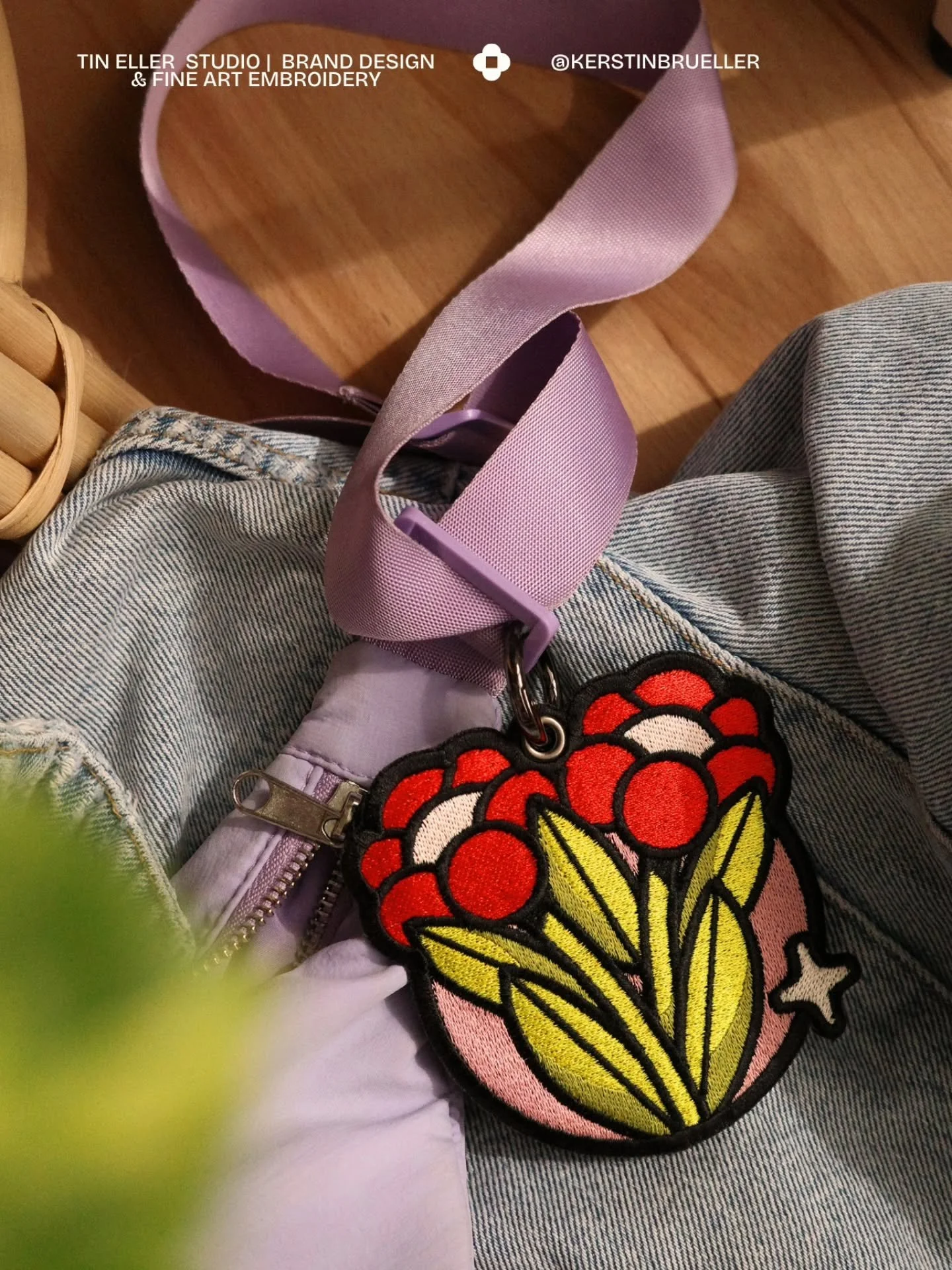 Zwei Blumen ✿✿ dieselbe Form und trotzdem nicht dieselbe Geschichte.

Das ist es, was mich an diesem Motiv h&auml;lt. Nicht nur die Form, nicht nur die Farbe, sondern die Idee, dass in jedem von uns eine eigene Welt steckt und man genauer hinsehen mu