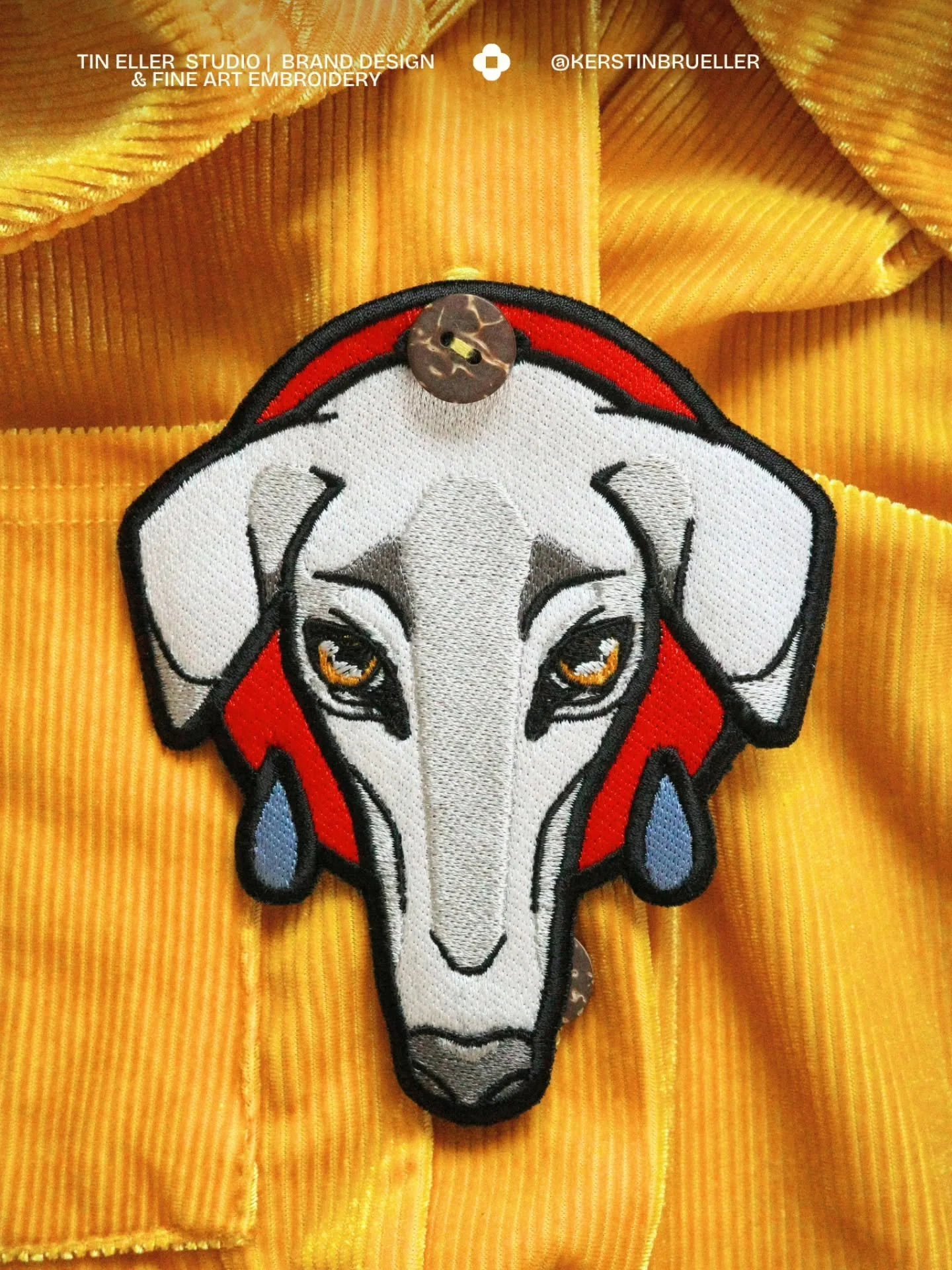 Mein neues Fine Art Piece ist fertig! ✿ Mein Fine Art Button-Patch.

Die Fine Art kommt mit Knopfloch (und Knopf!) und wird einfach angesteckt und als Accessoire getragen - speziell f&uuml;r Blusen und Jumpsuits. ✿ 

Es gibt diese Fine Art im Set mit