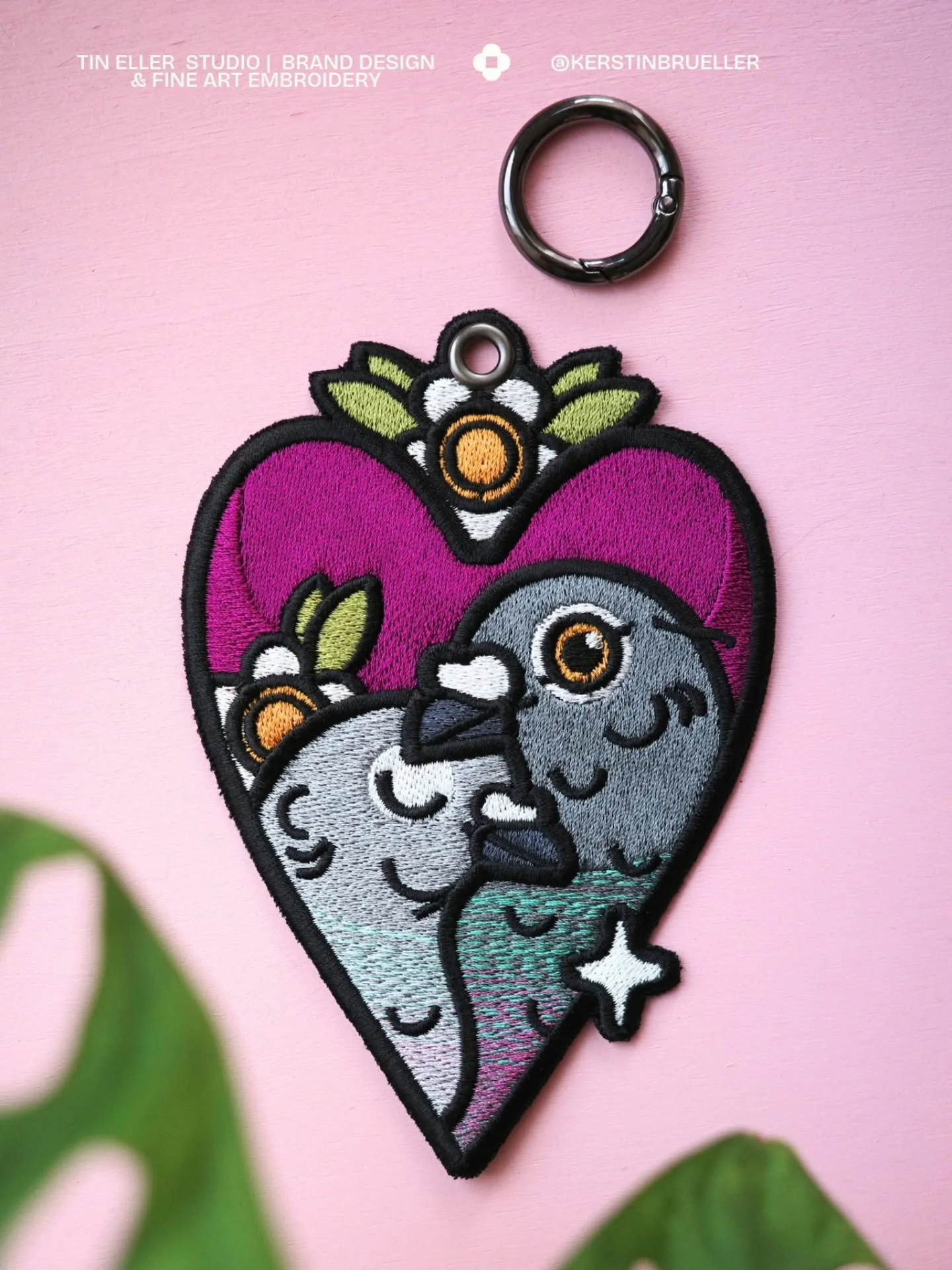 Mein neuer Fine Art Patch, das Taubenpaar, kommt bald in meinen Onlineshop. Zus&auml;tzlich wird es ihn wieder in limitierter Auflage auf der &bdquo;Vegan Planet&ldquo; Messe in Wien, vom 21.&ndash;22. November 2026, zu kaufen geben. 🐦🐦

Ich habe d