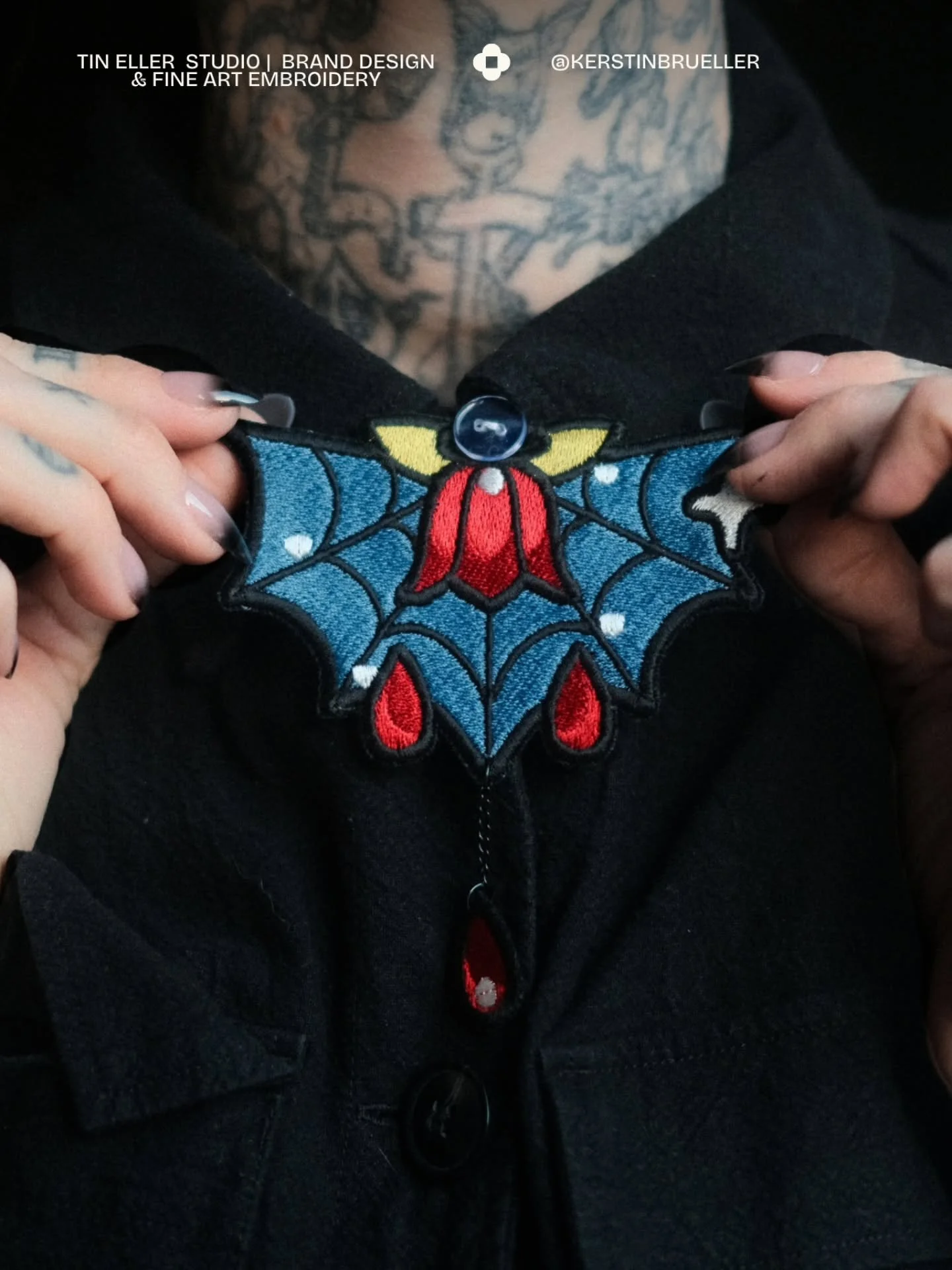 It&rsquo;s spooky season! 🕸 New Fine Art Button-Patch

Ein Spinnennetz entsteht oft &uuml;ber Nacht. Es entsteht vor allem aus unsichtbaren Entscheidungen &ndash; welcher Faden stabil bleiben muss, in welcher Reihenfolge die Fl&auml;chen gebaut werd