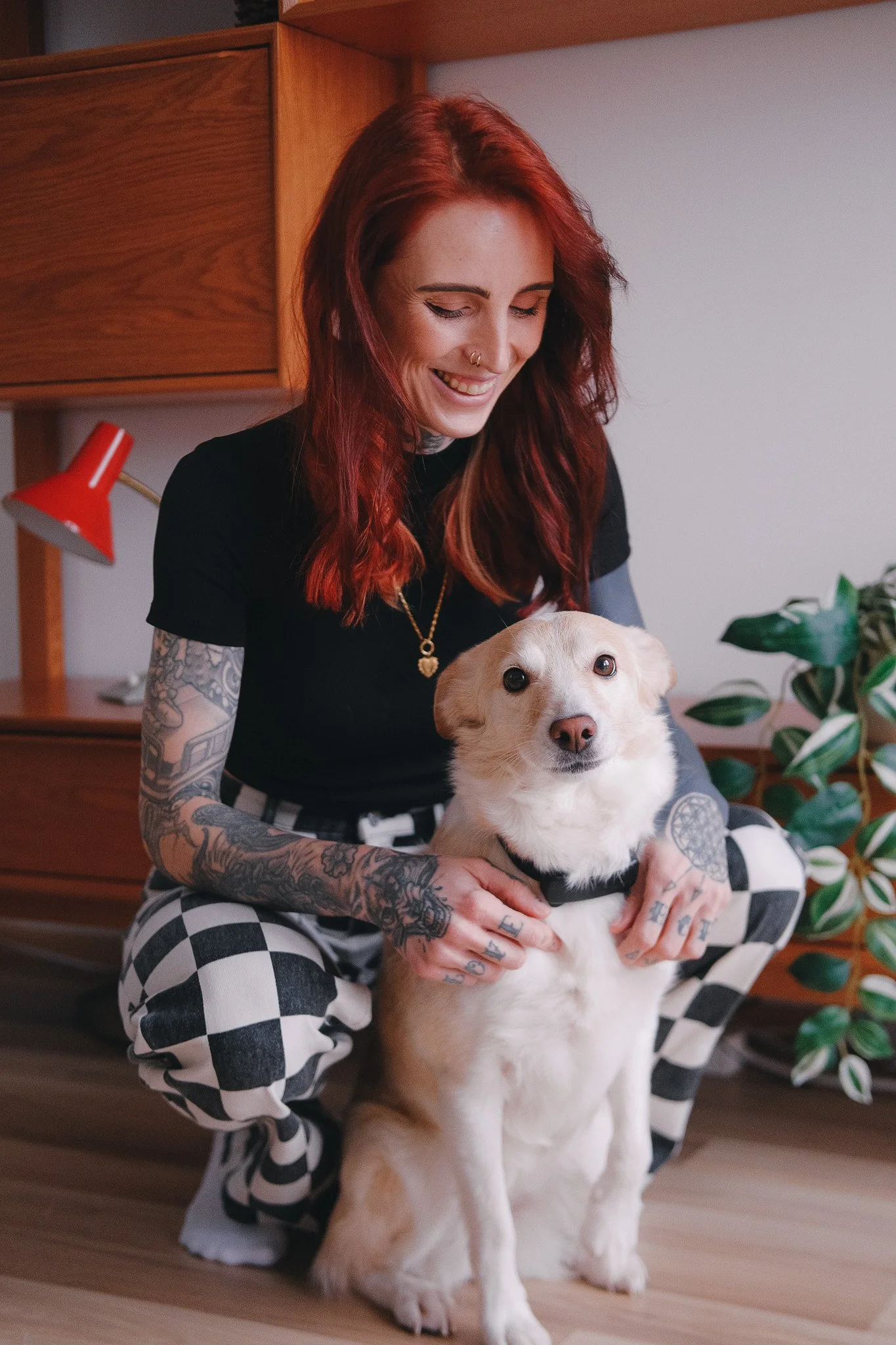 Kerstin hockelt bei ihrer Hündin Sems am Boden und schaut sie an