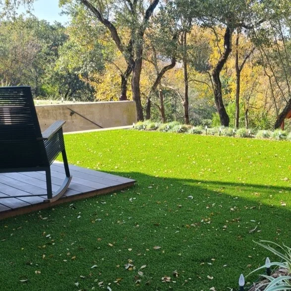 The ultimate low maintenance breath of fresh air! This garden is easy easy easy and looks great all the time thanks to the addition of artificial turf and drought tolerant native and adapted plants. ⁣
The home wraps around this part of the yard, so t