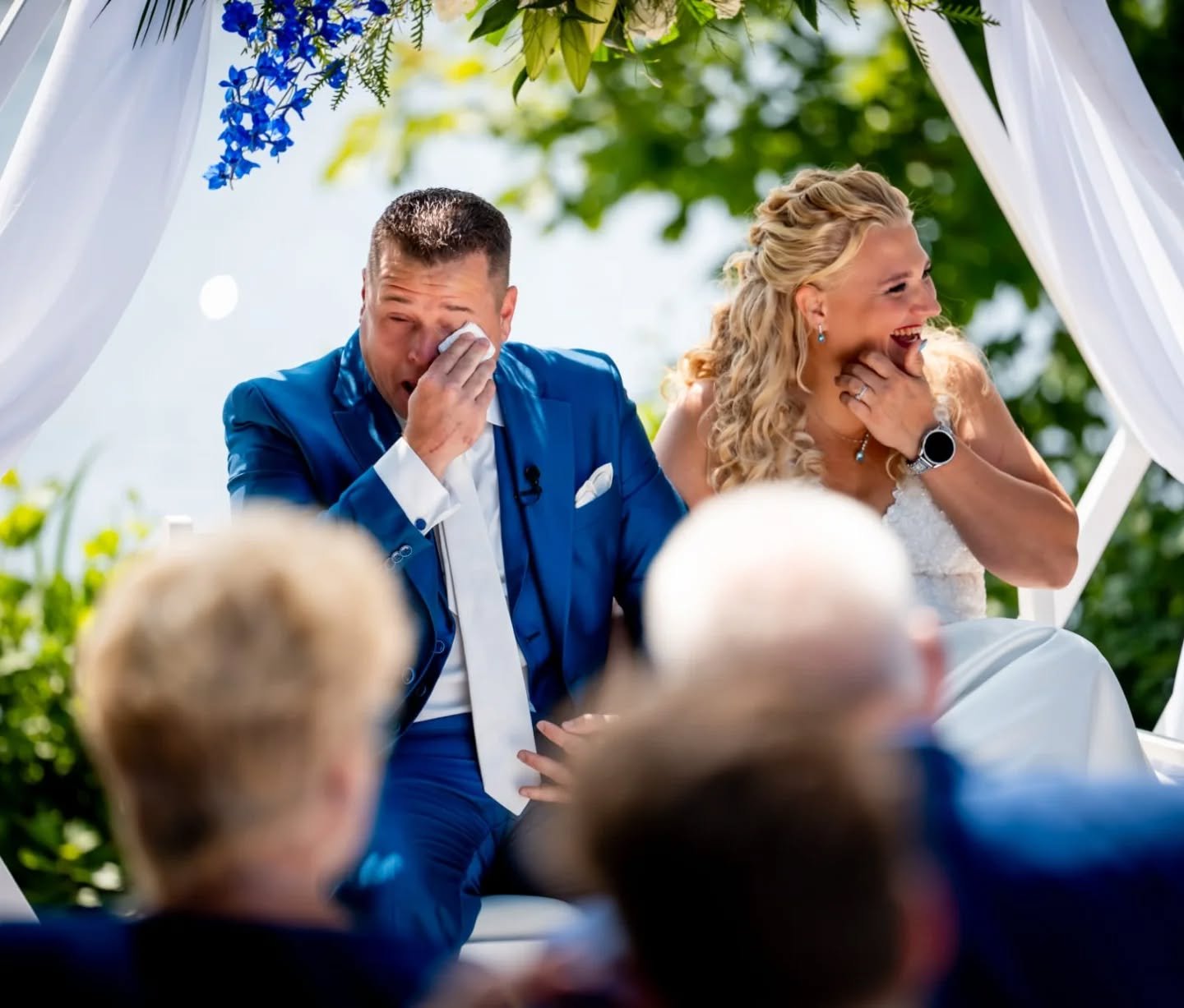 Als ik dit soort foto's zie maakt mijn hart oprecht een sprongetje. 😇

De emoties gingen tijdens de ceremonie van tranen door mooie woorden van dierbaren, naar tranen van het lachen door grappige verhalen.

En als ik zie dat het bruidspaar en hun ga