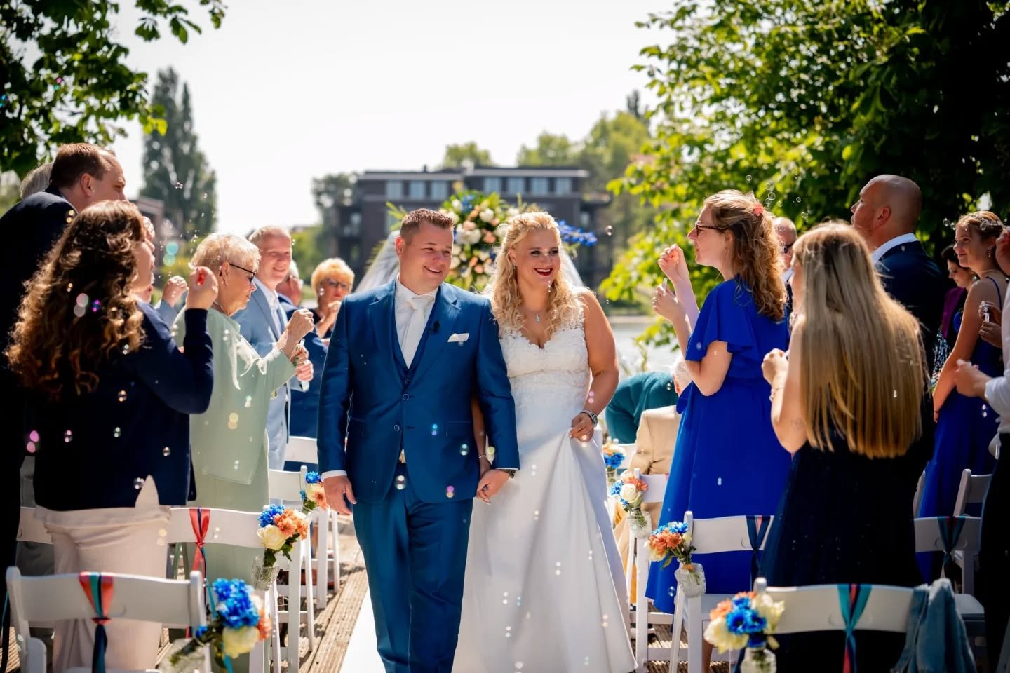 Kijk ze eens stralen! Ze hebben JA gezegd! 🥳

Niet alleen JA maar ze spraken ook mooie geloften naar elkaar uit. Alle emoties kwamen voorbij in deze ceremonie. Samen maken we er een ceremonie van die precies bij jullie past. 🩷

Fotograaf @fortuin_f